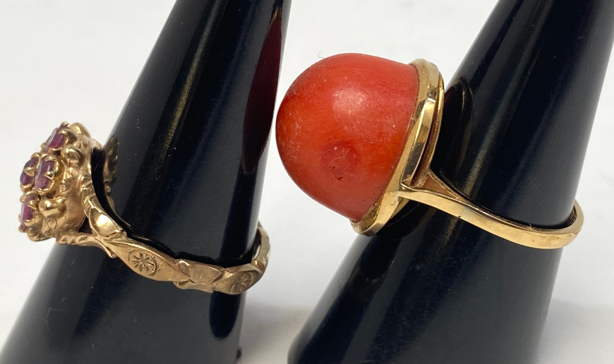 A 9ct gold dress ring set with 7 x small rubies in a daisy setting, with carved and shaped shank, - Bild 4 aus 4