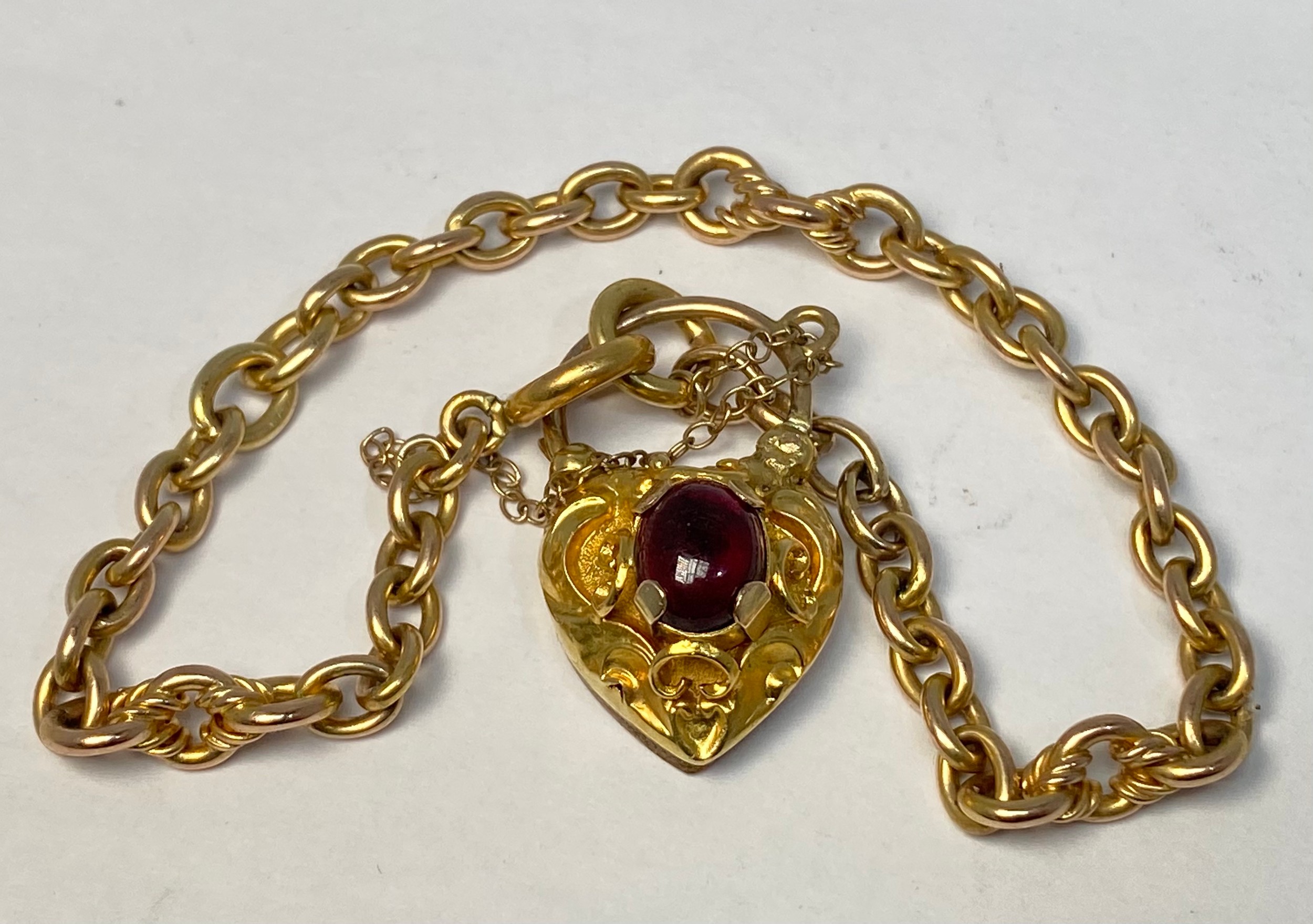 An 18ct gold bracelet with ruby-set heart-shaped clasp, weighing 15.3 grams. - Bild 2 aus 2