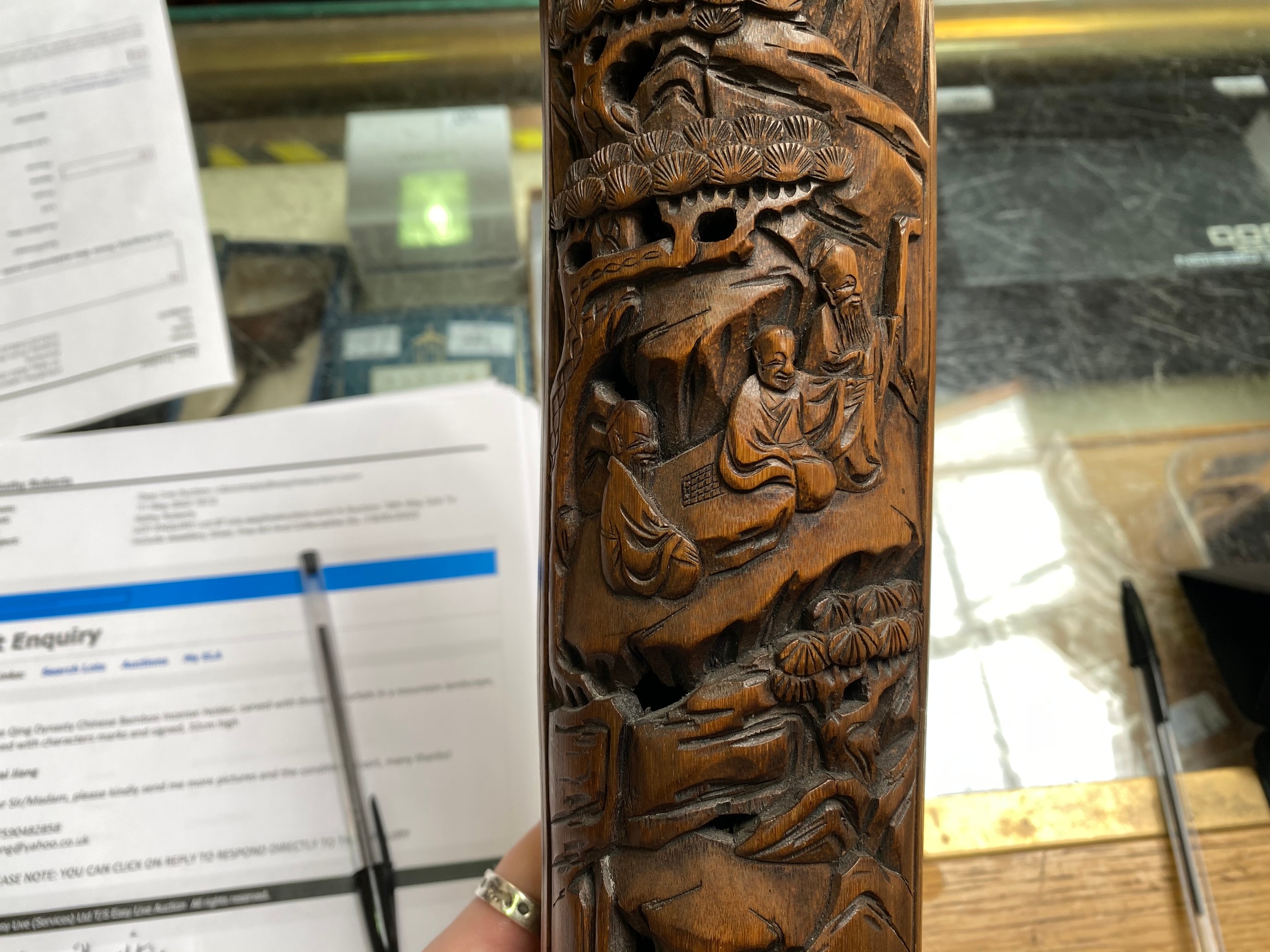 A late Qing Dynasty Chinese Bamboo Incense Holder, carved with three immortals in a mountain - Bild 6 aus 13