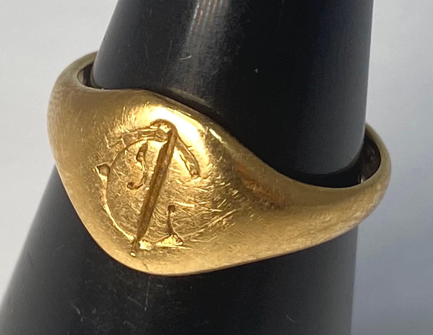 An 18ct gold signet ring with letter C engraved to the top, weighs 3.4 grams, finger size J.