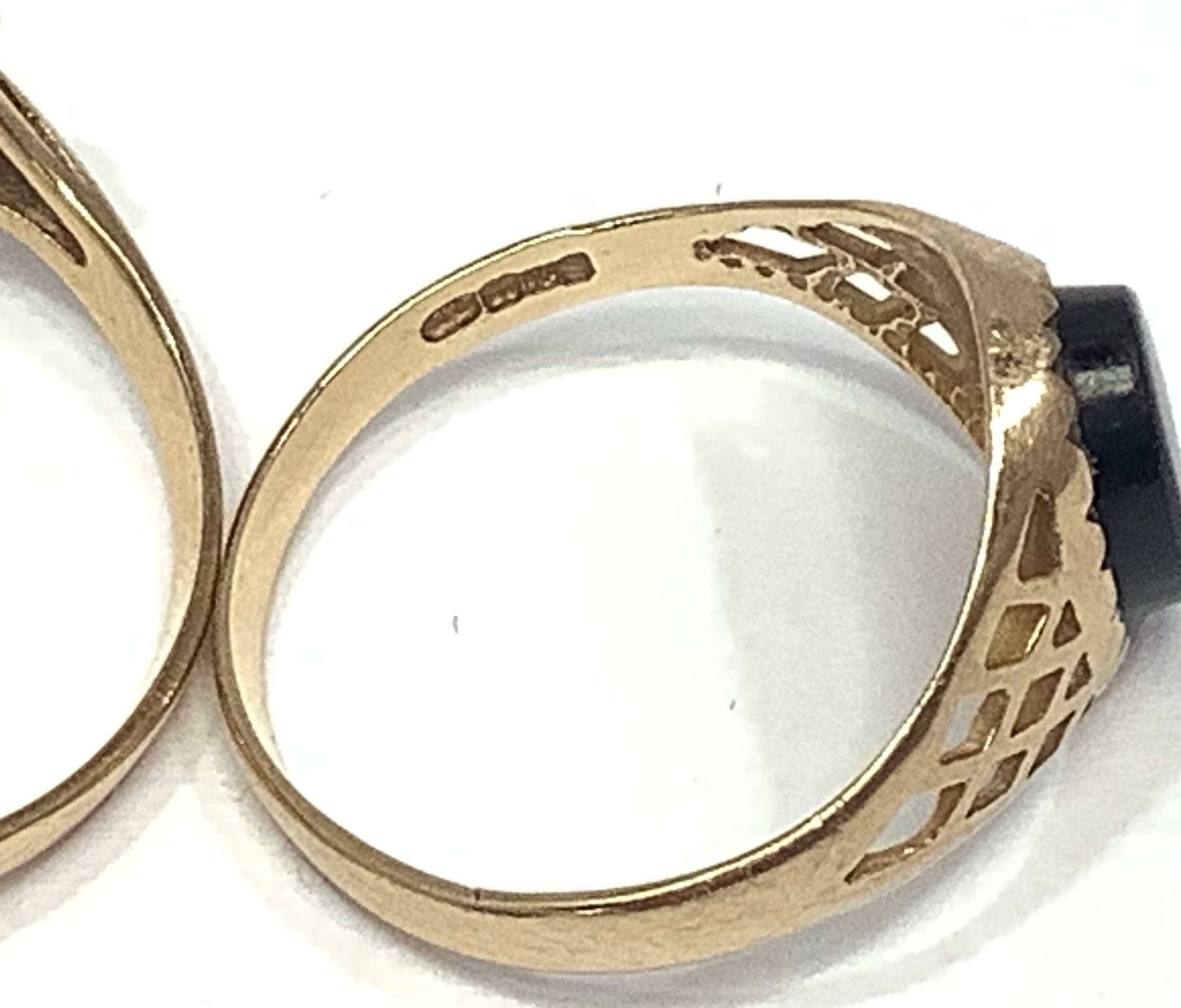 Three 9ct gold dress rings including a cameo, a black onyx signet ring and another set with small - Bild 4 aus 5