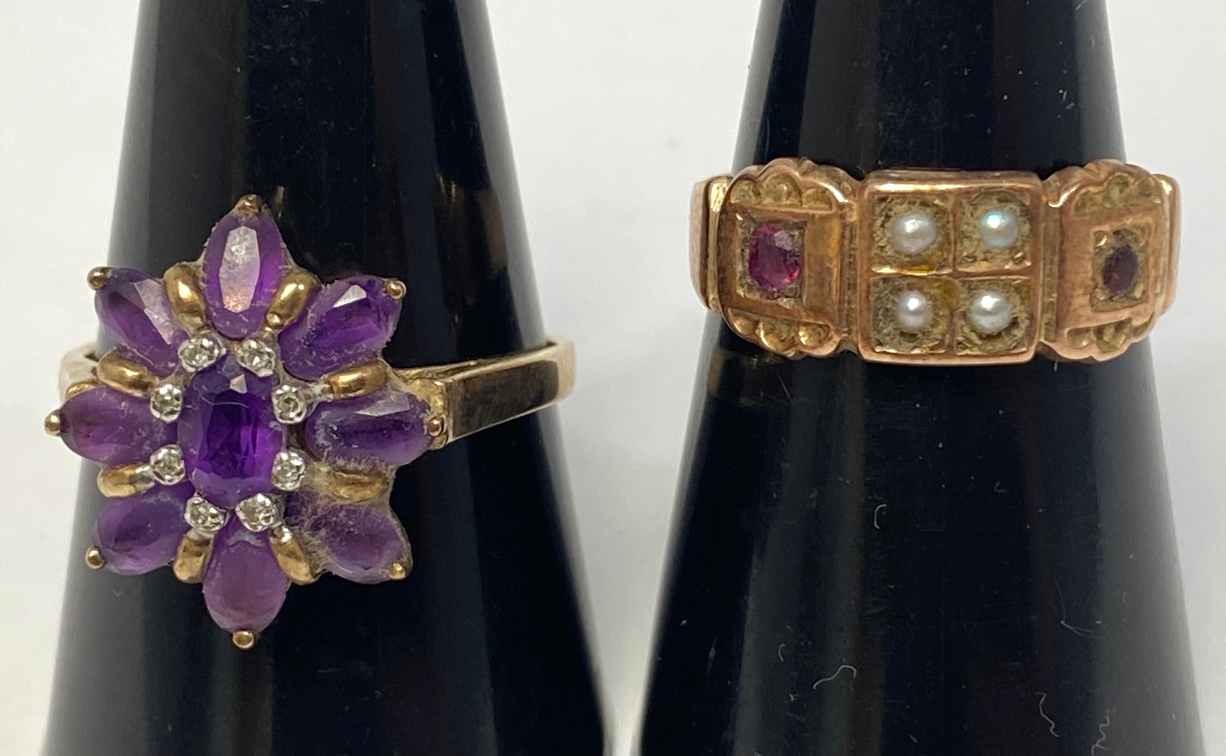 A 9ct gold ring, set with amethyst stones in a daisy design, weighing 3.2 grams, finger size T,