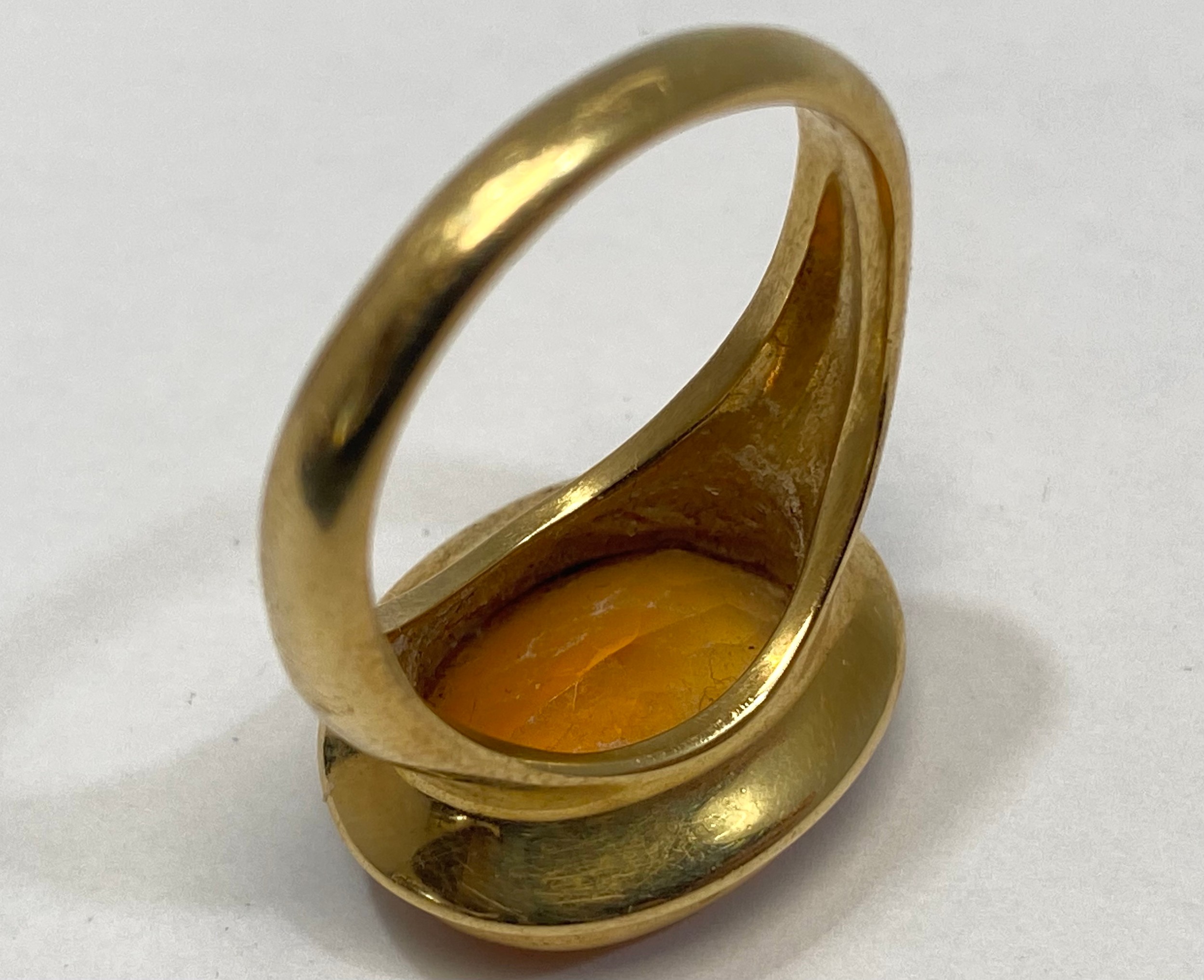 An 18ct gold dress ring, bezel set with a large oval faceted citrine, ring weighs 12.8 grams, finger - Bild 3 aus 5