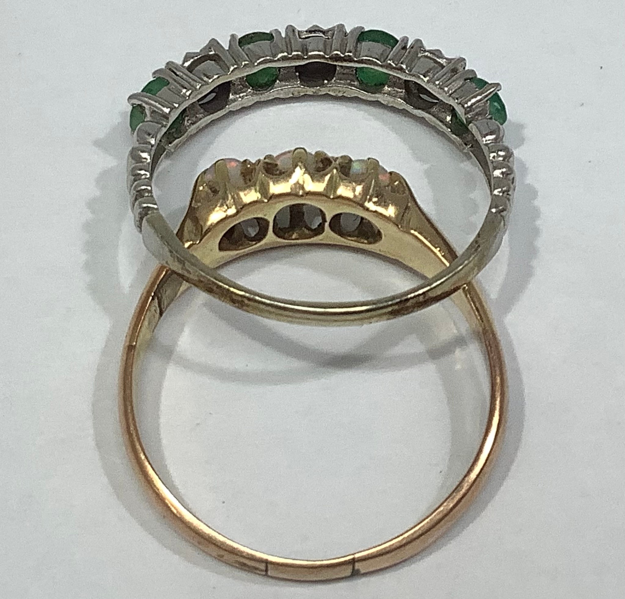 A 9ct white gold ring set with four emerald coloured stones and three small diamonds, together - Bild 2 aus 5