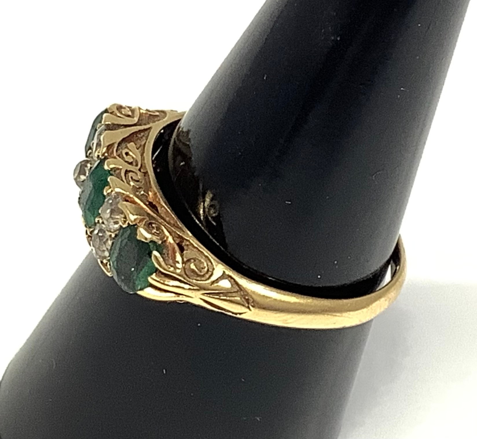 An 18ct gold ring set with three emerald coloured stones interspaced by two pairs of diamonds, 3.8g, - Bild 2 aus 5