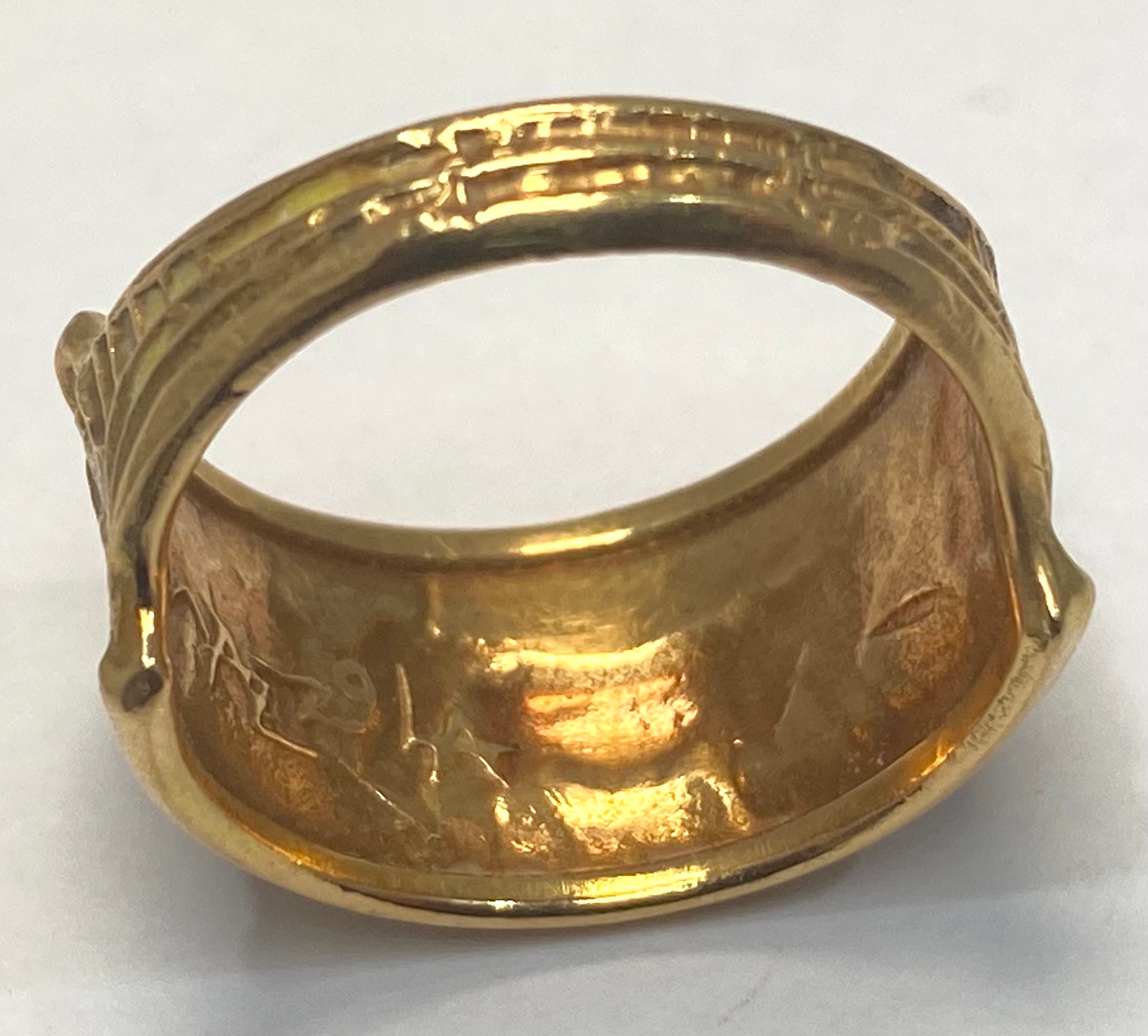 An 18ct gold ring, cast with bulls and robed figures, weighs 7.9 grams, finger size S. - Bild 3 aus 5
