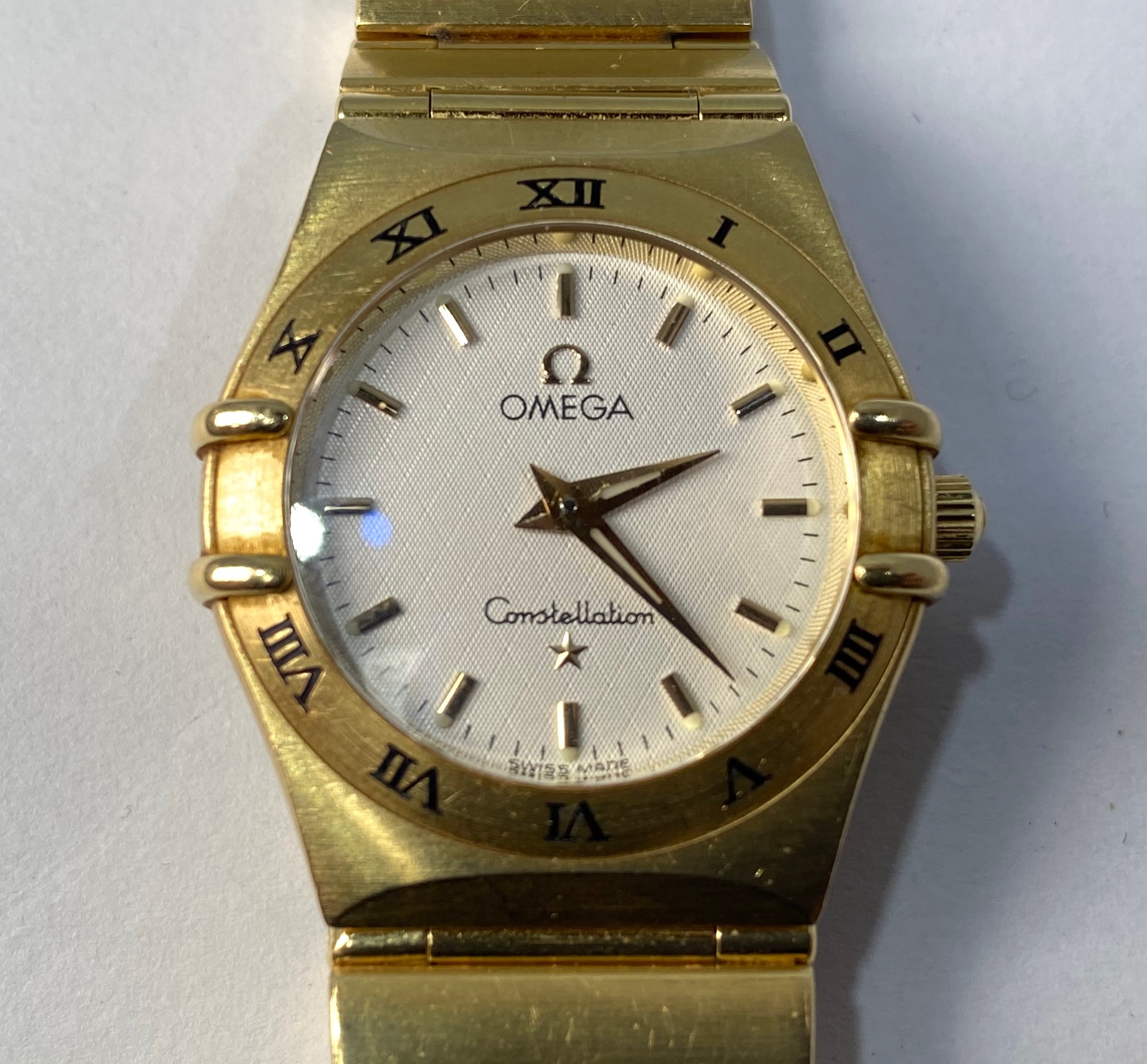 A ladies 18ct yellow gold quartz Omega Constellation wristwatch, the textured white dial with batons - Bild 4 aus 4