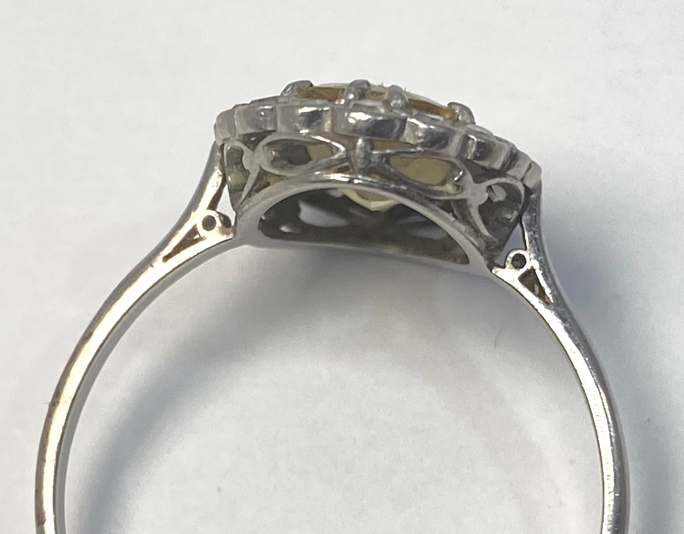 A platinum dress ring set with an oval citrine to the centre, surrounded by 18 x small diamonds in a - Bild 4 aus 5