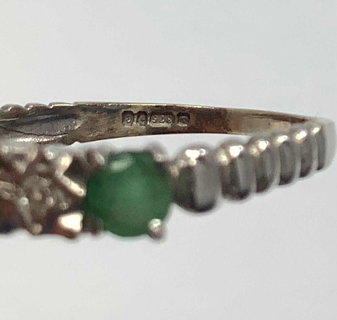 A 9ct white gold ring set with four emerald coloured stones and three small diamonds, together - Bild 5 aus 5