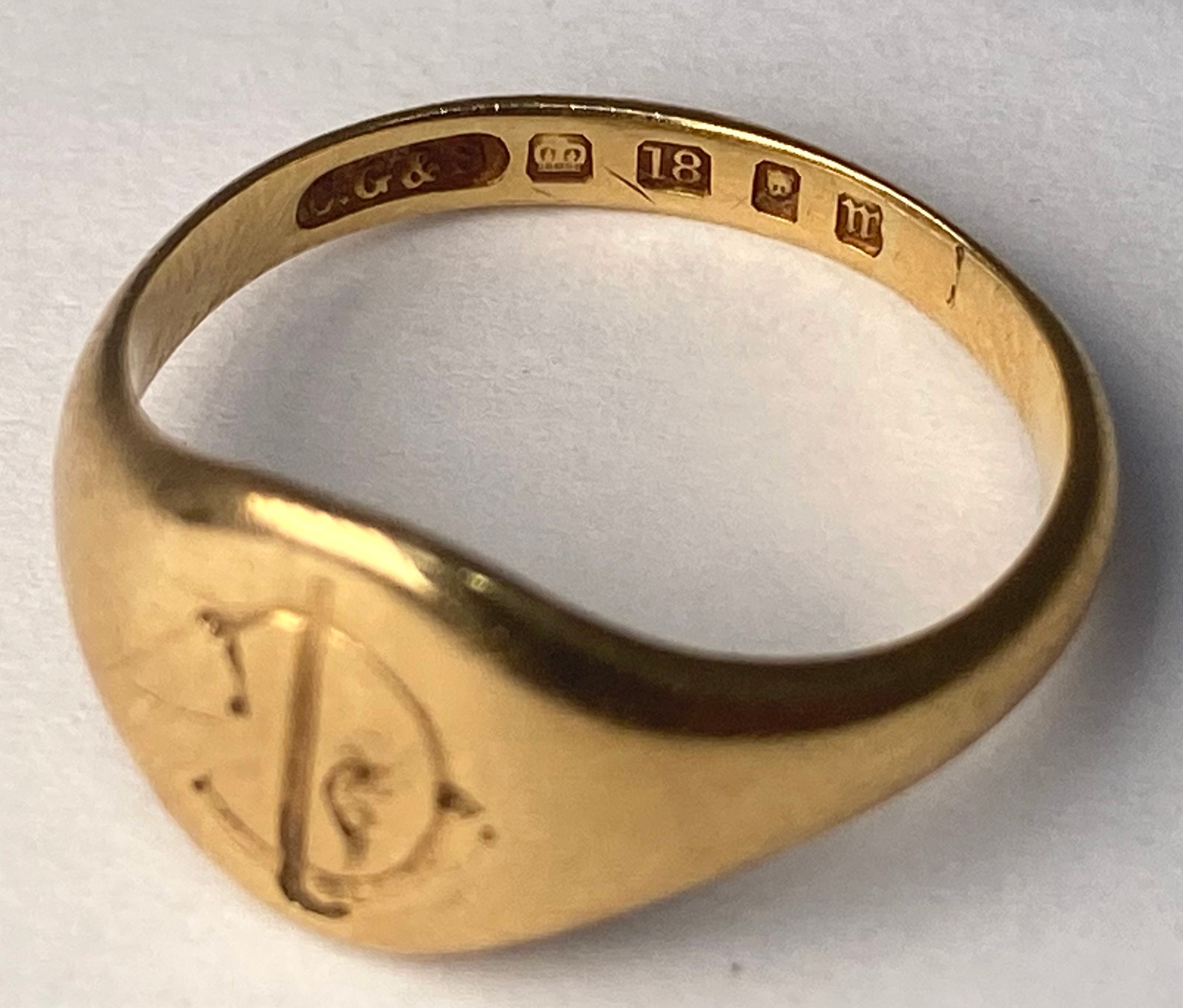 An 18ct gold signet ring with letter C engraved to the top, weighs 3.4 grams, finger size J. - Bild 2 aus 2