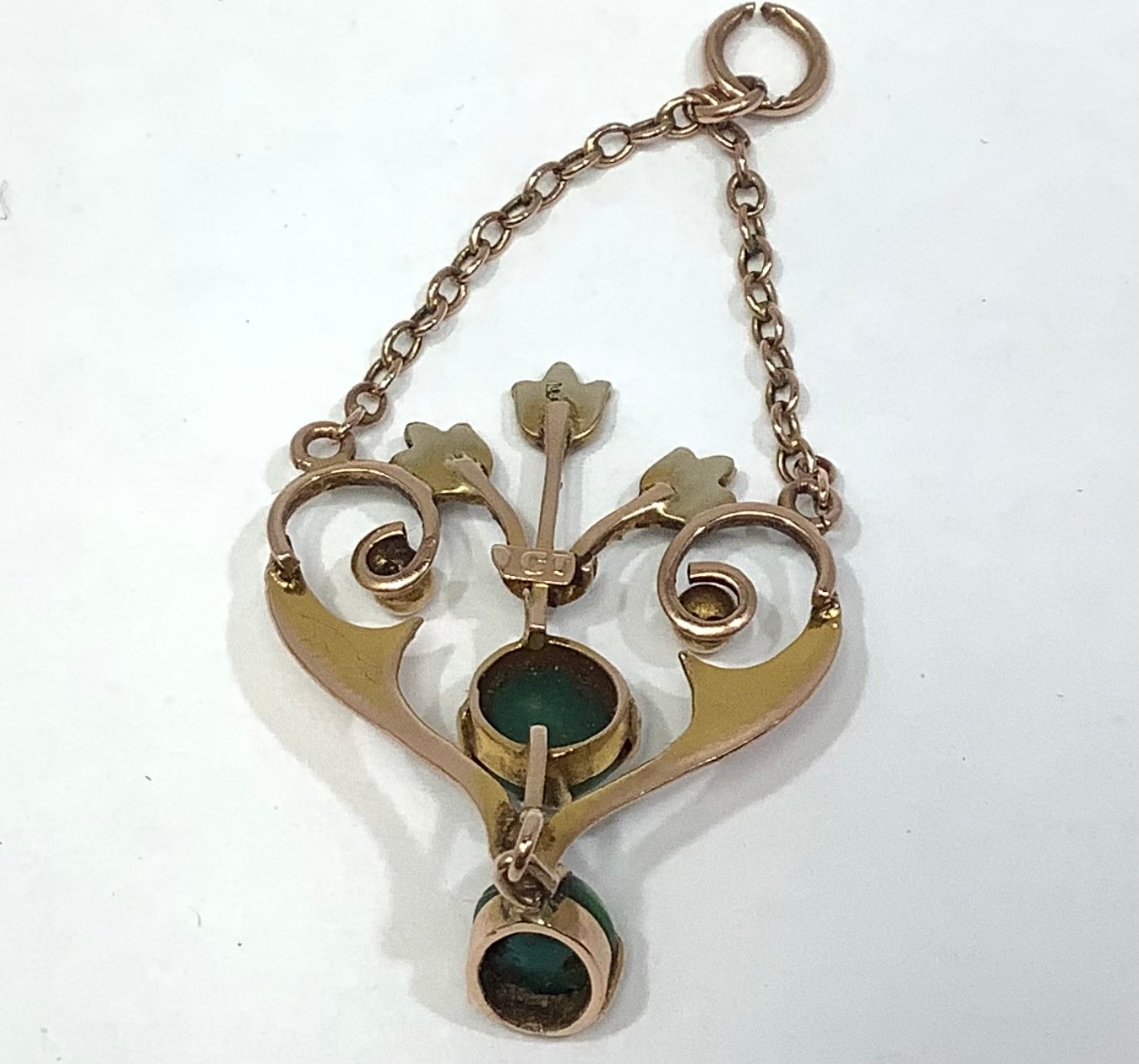 An Edwardian 9ct gold necklace pendant of open heart shape design set with seed pearls and green - Bild 3 aus 5