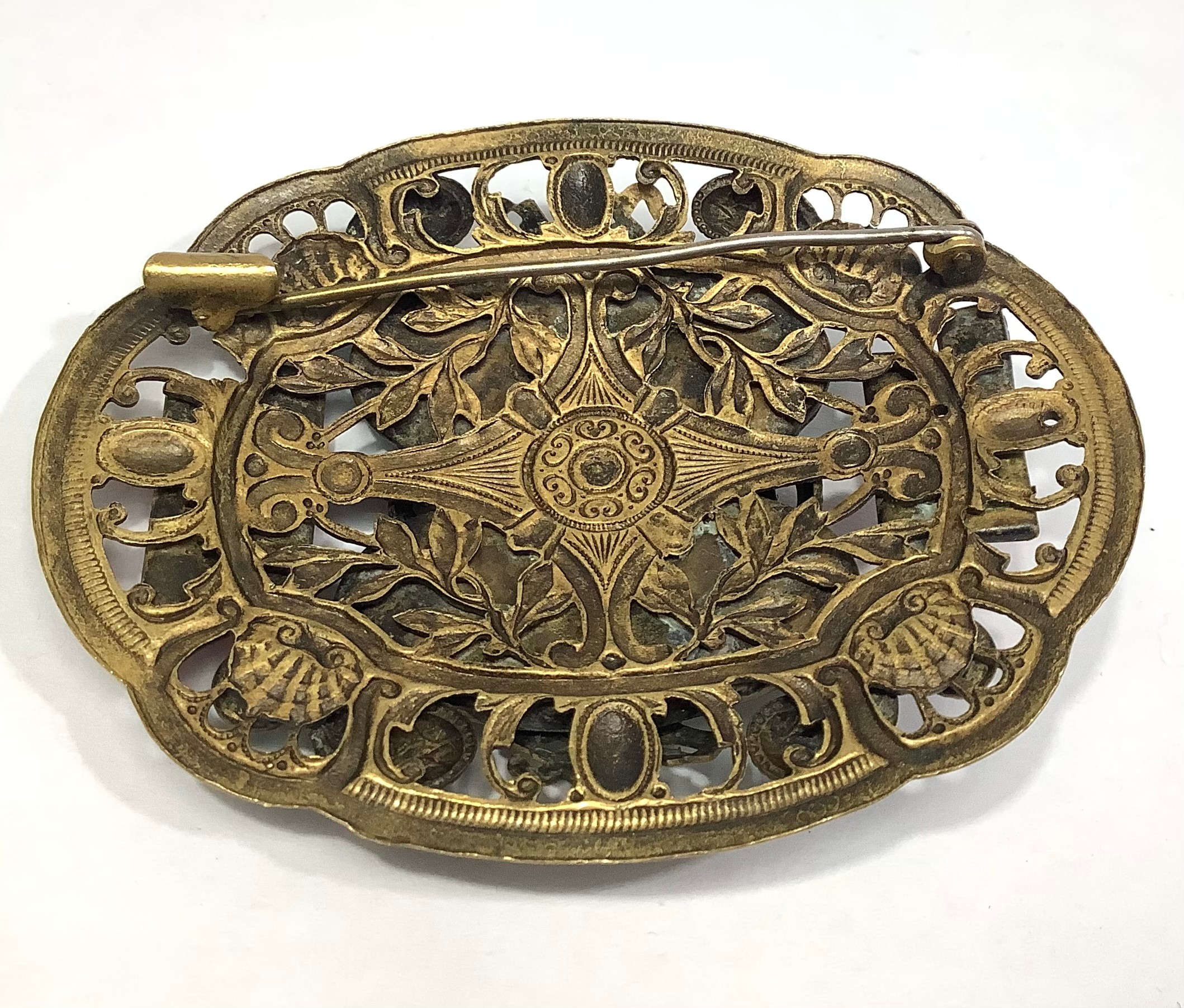 A 1930s gilt metal Chinese style shaped oval brooch probably by Max Neiger (brothers), central - Bild 2 aus 2