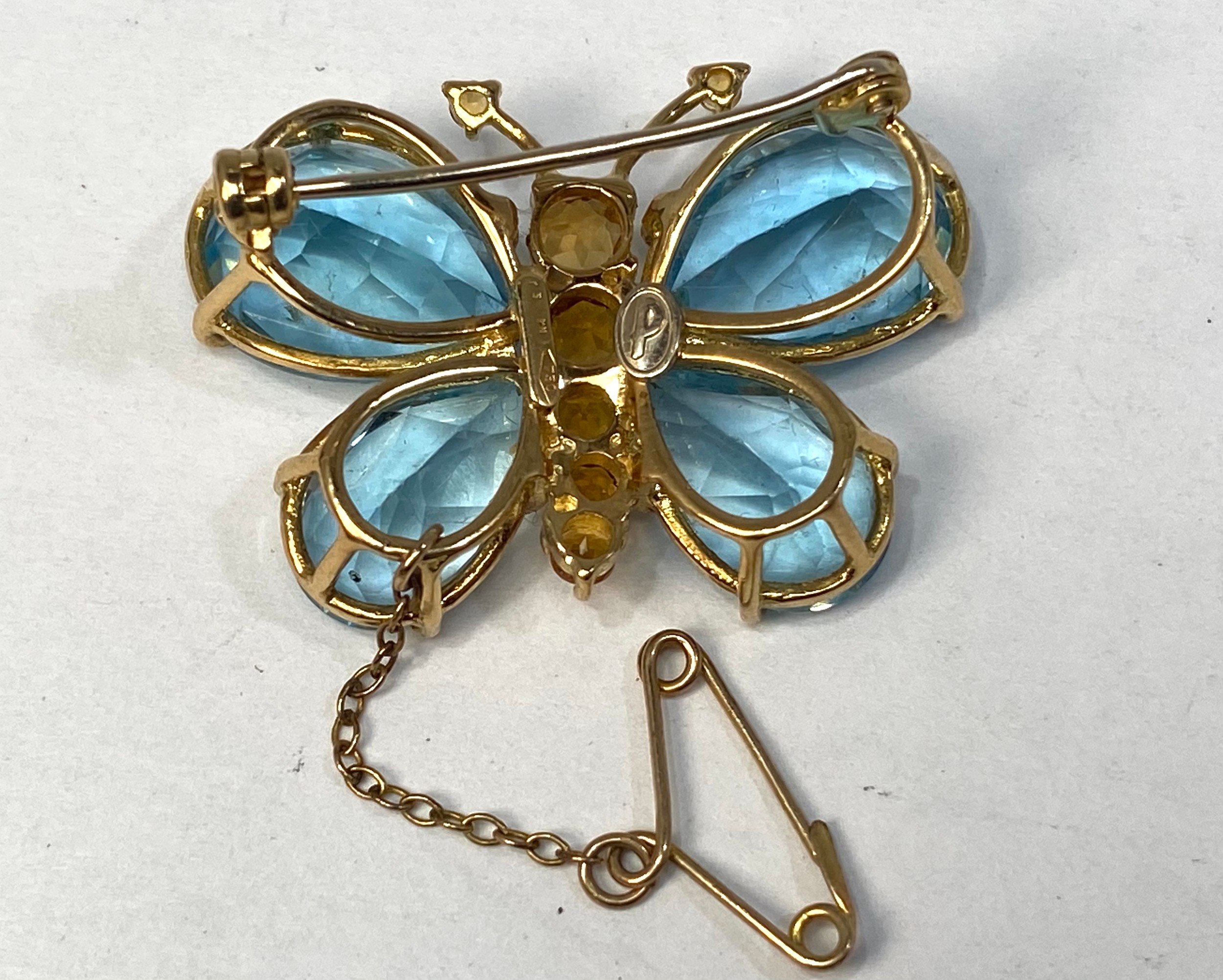 An 18ct gold brooch, modelled as a butterfly, the wings set with pear-shaped aquamarines, and the - Bild 2 aus 5