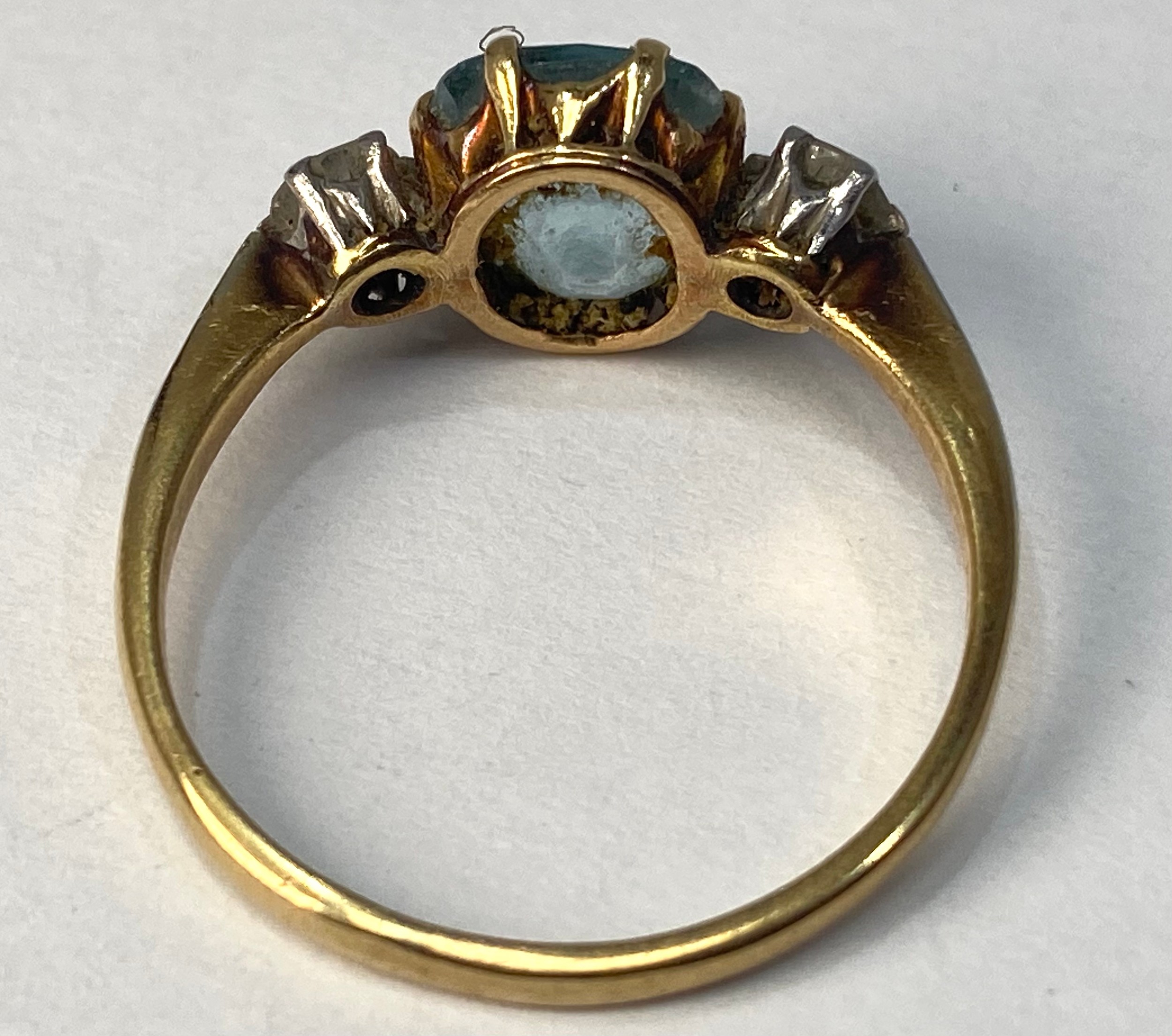 A 9ct gold ring, set with a cushion cut aquamarine in a claw setting, ring weighs 2.7 grams, - Bild 3 aus 4