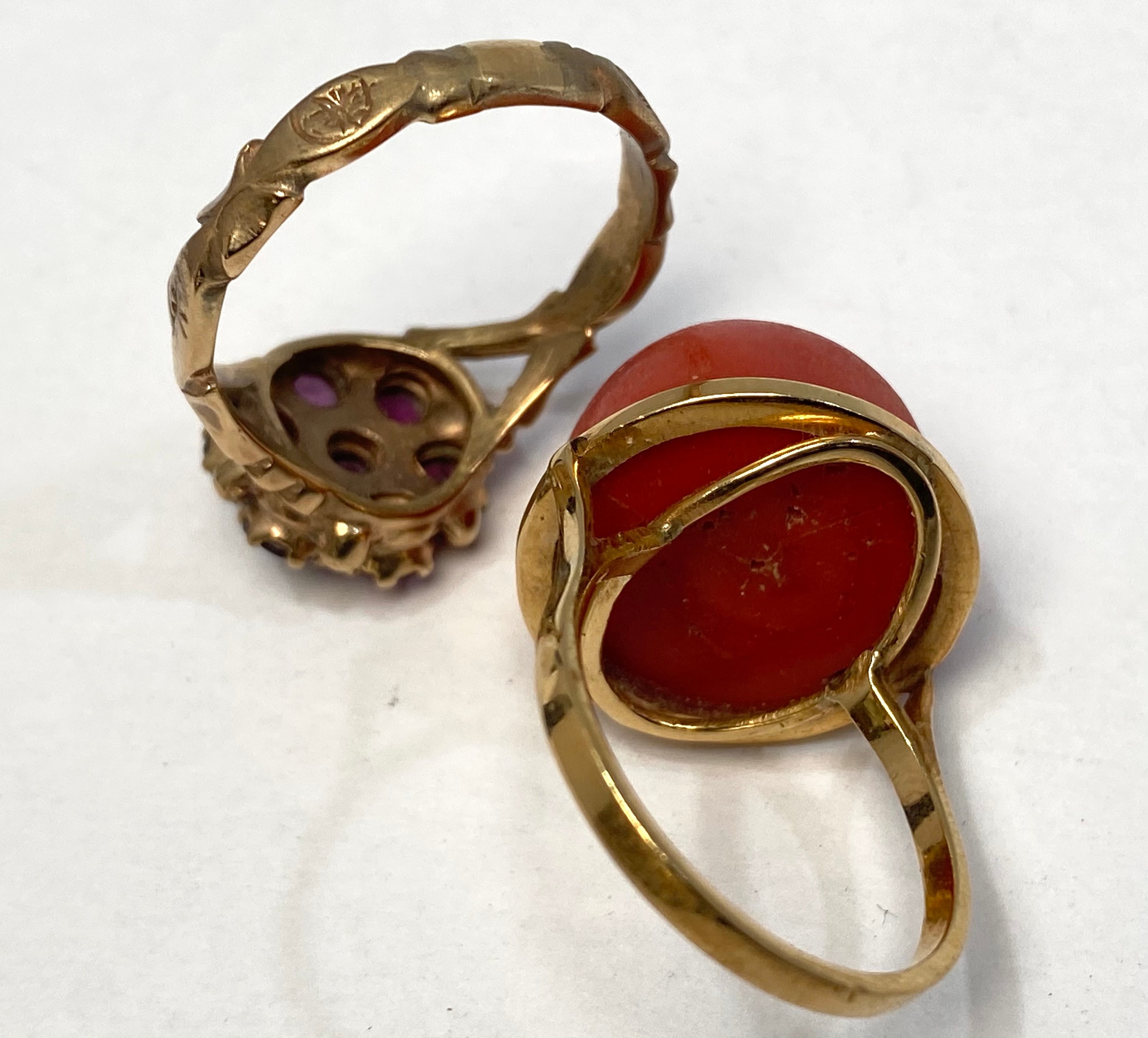 A 9ct gold dress ring set with 7 x small rubies in a daisy setting, with carved and shaped shank, - Bild 2 aus 4