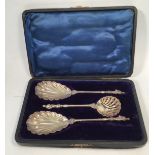 An Edwardian three-piece silver dessert-serving set comprising a pair of cream/preserve serving