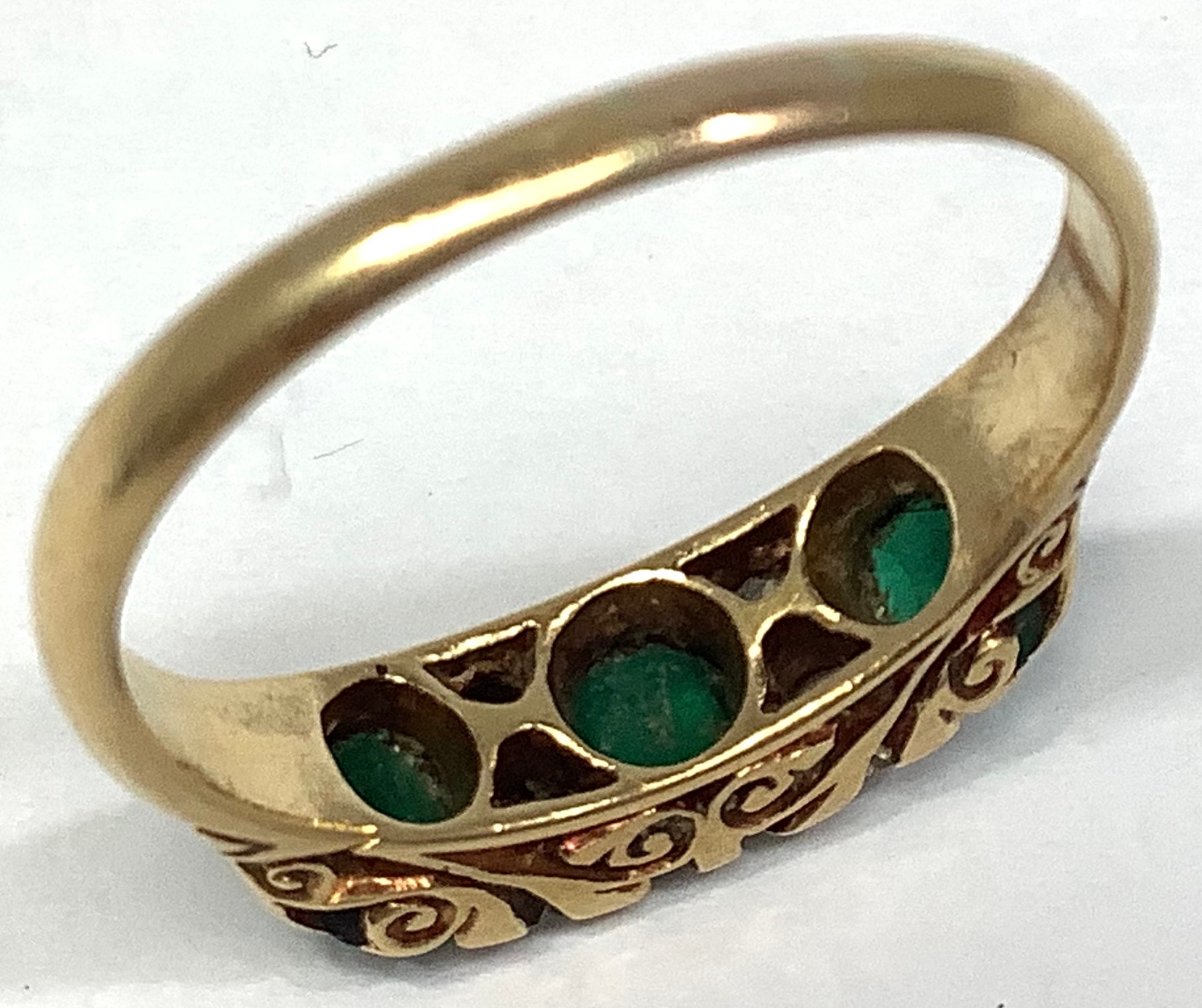 An 18ct gold ring set with three emerald coloured stones interspaced by two pairs of diamonds, 3.8g, - Bild 3 aus 5