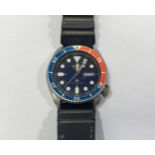 A gents Seiko Divers 150M quartz wristwatch, the black dial with dot markers denoting hours and