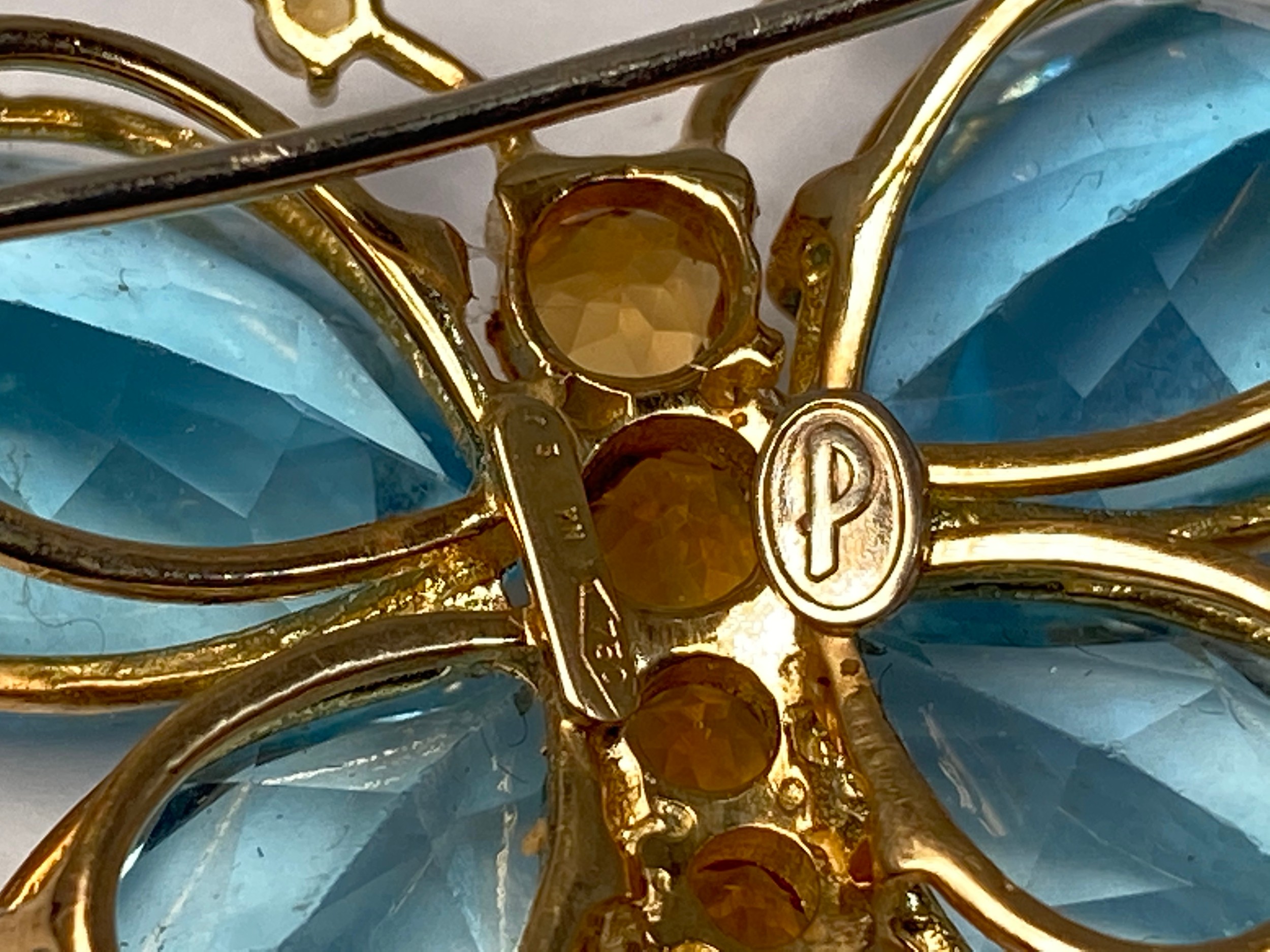An 18ct gold brooch, modelled as a butterfly, the wings set with pear-shaped aquamarines, and the - Bild 3 aus 5