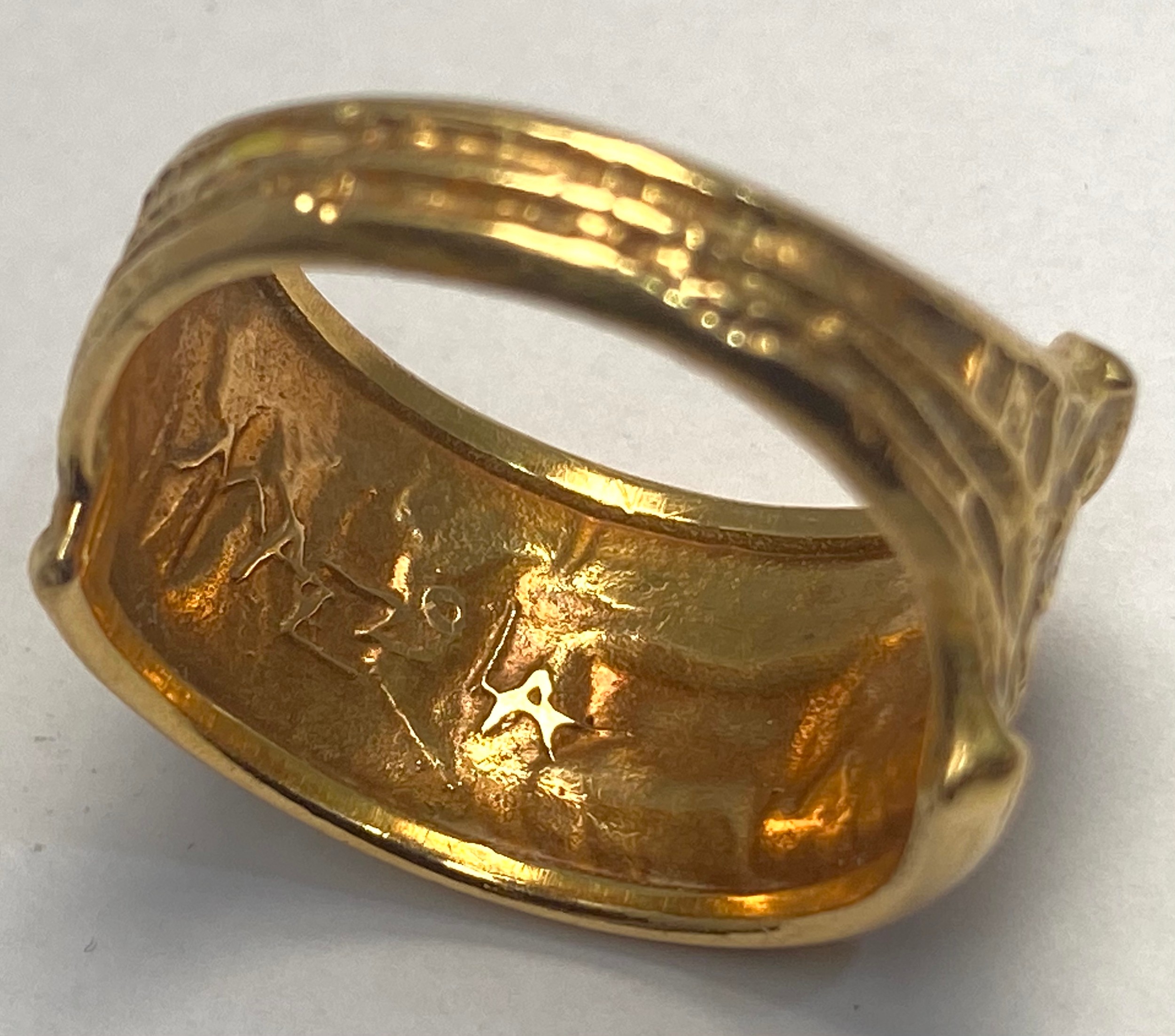 An 18ct gold ring, cast with bulls and robed figures, weighs 7.9 grams, finger size S. - Bild 5 aus 5