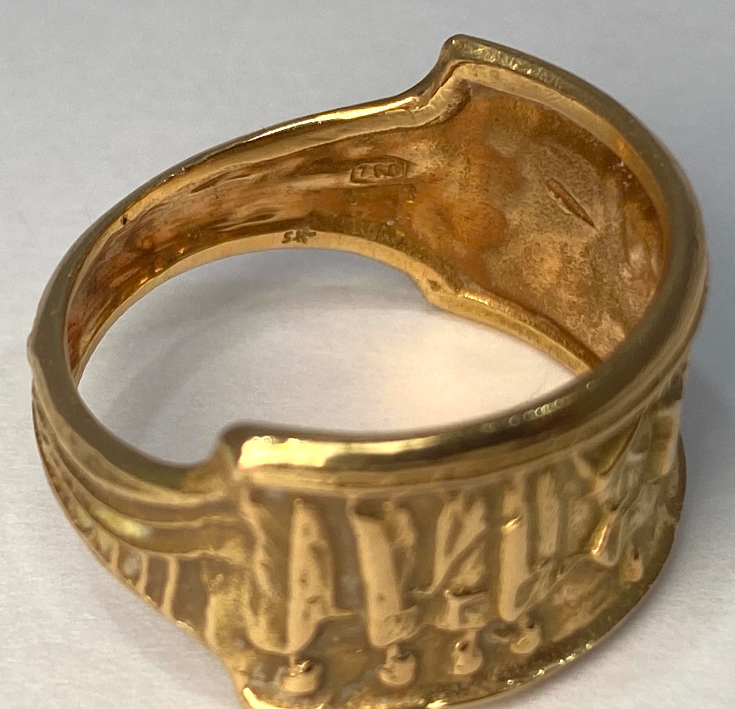 An 18ct gold ring, cast with bulls and robed figures, weighs 7.9 grams, finger size S. - Bild 4 aus 5