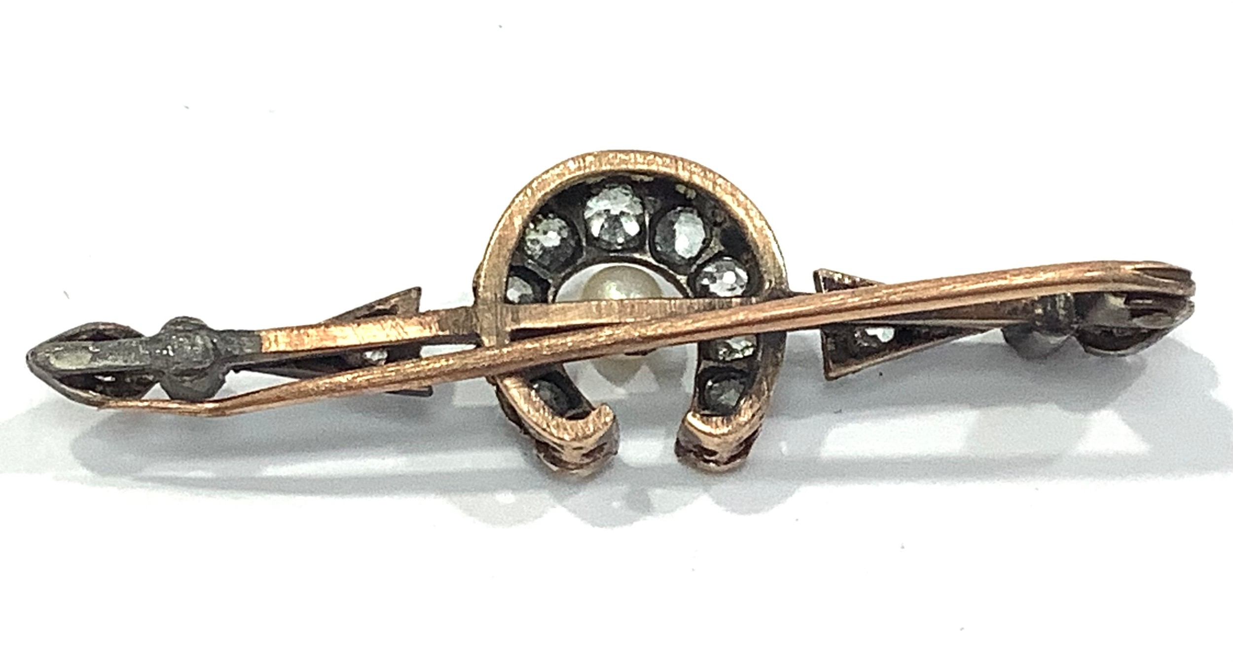 A diamond horseshoe bar brooch set with eleven diamonds and central pearl, further set to the - Bild 2 aus 2