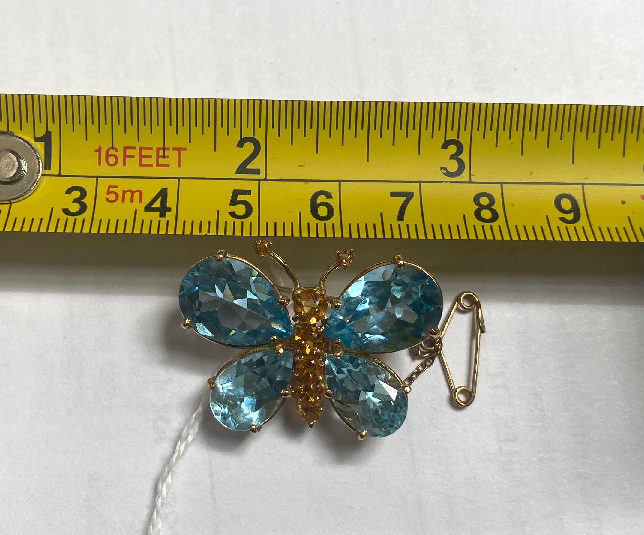 An 18ct gold brooch, modelled as a butterfly, the wings set with pear-shaped aquamarines, and the - Bild 5 aus 5