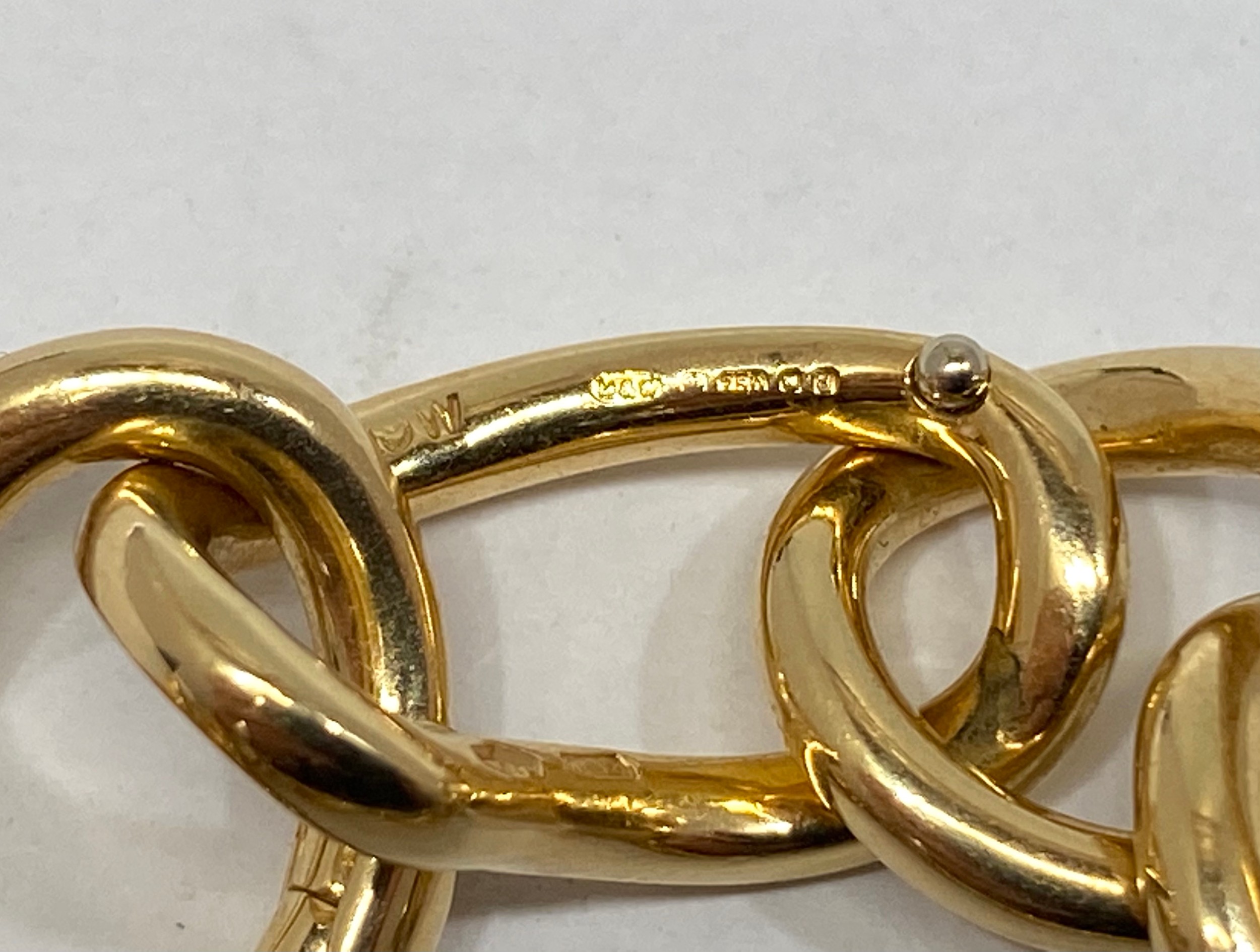 An 18ct gold bracelet of interlocked curved links, with hidden clasp fastening, weighing 38.4 grams. - Bild 2 aus 2