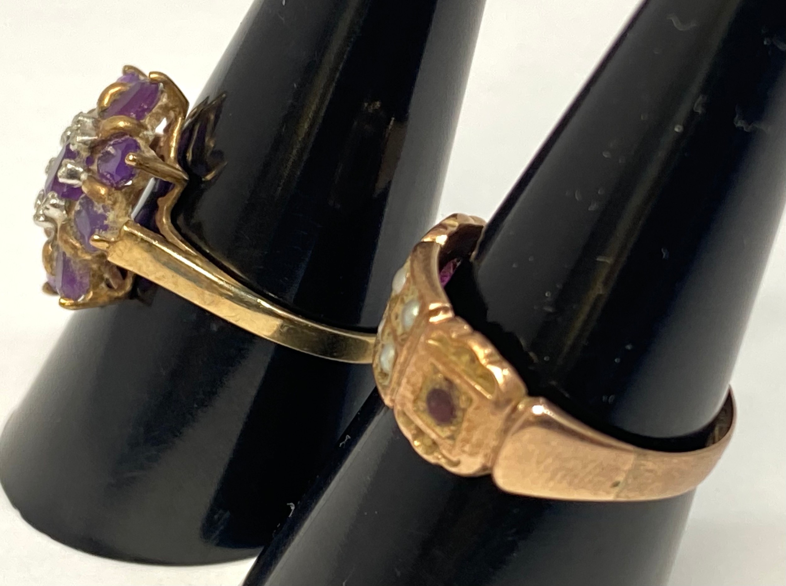 A 9ct gold ring, set with amethyst stones in a daisy design, weighing 3.2 grams, finger size T, - Bild 2 aus 4