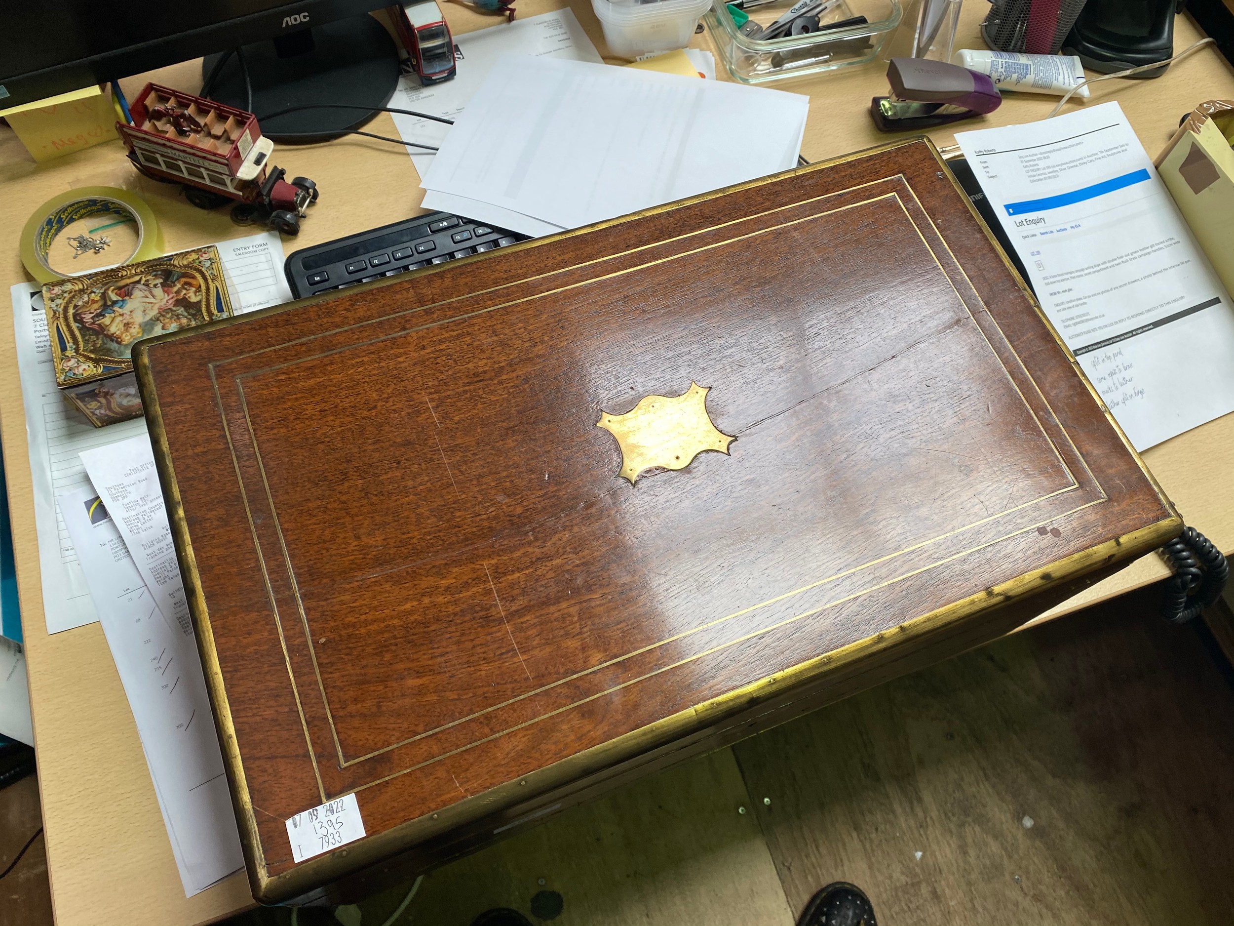 A brass bound mahogany campaign writing slope with double fold- out green leather gilt tooled - Bild 12 aus 16