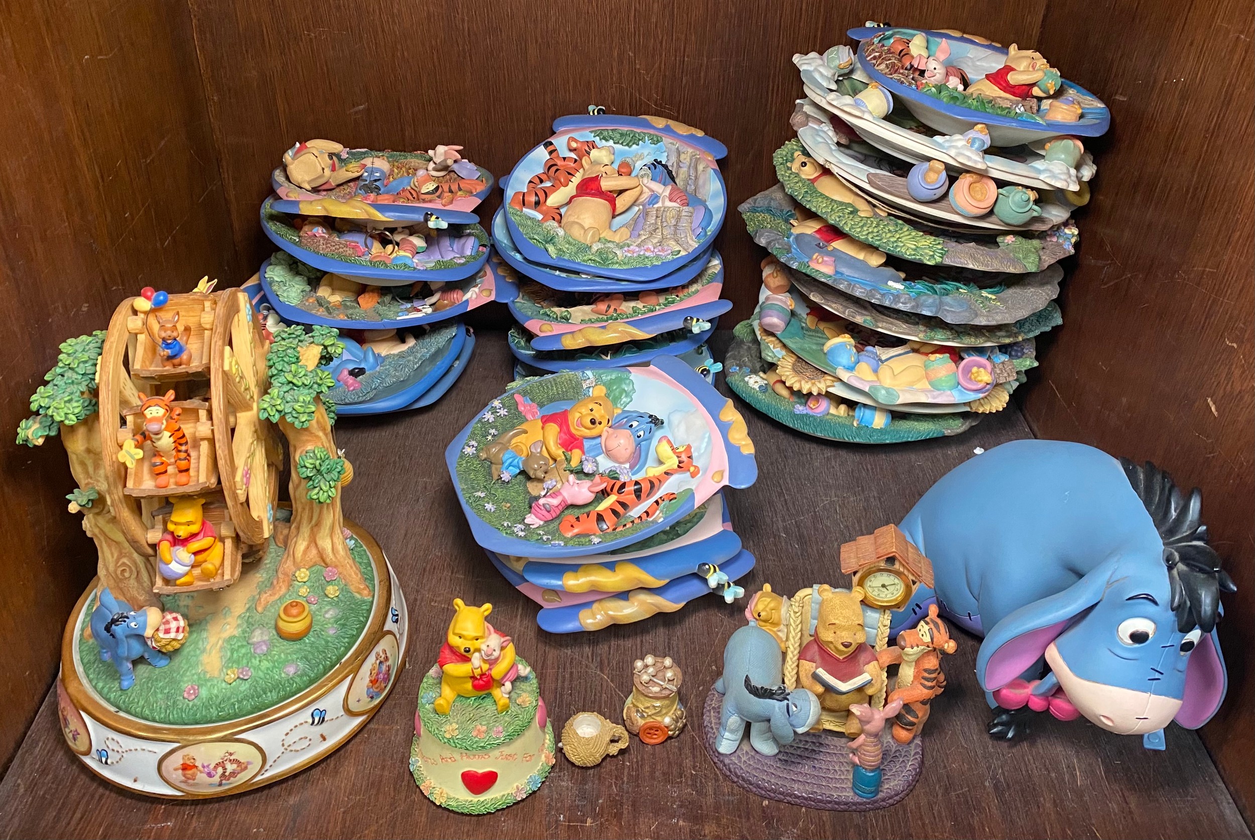 A quantity of Winnie the Pooh decorative items including a ceramic Disney ‘Hunny of a Day’ musical - Image 2 of 3