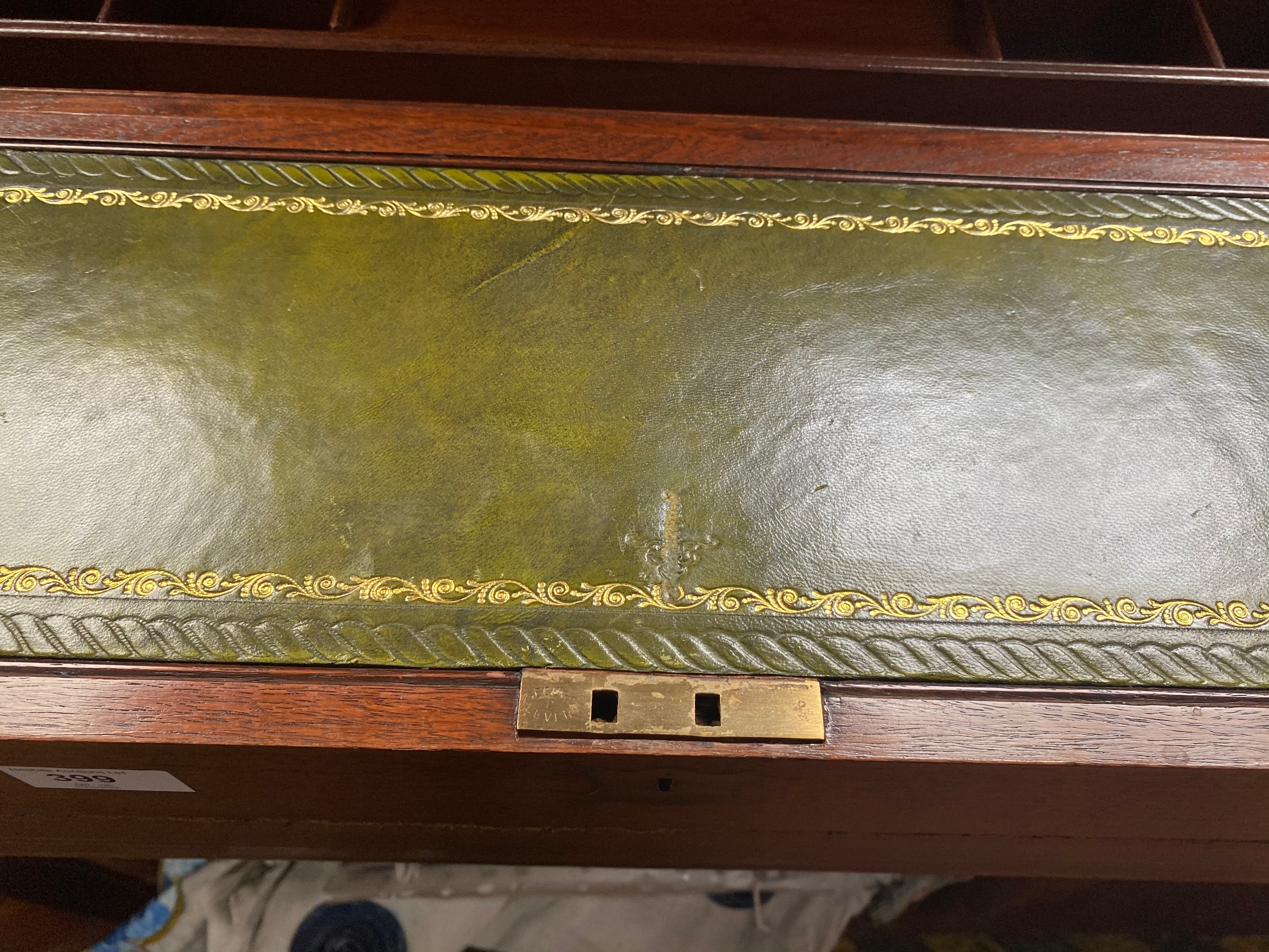 A brass bound mahogany campaign writing slope with double fold- out green leather gilt tooled - Bild 10 aus 16