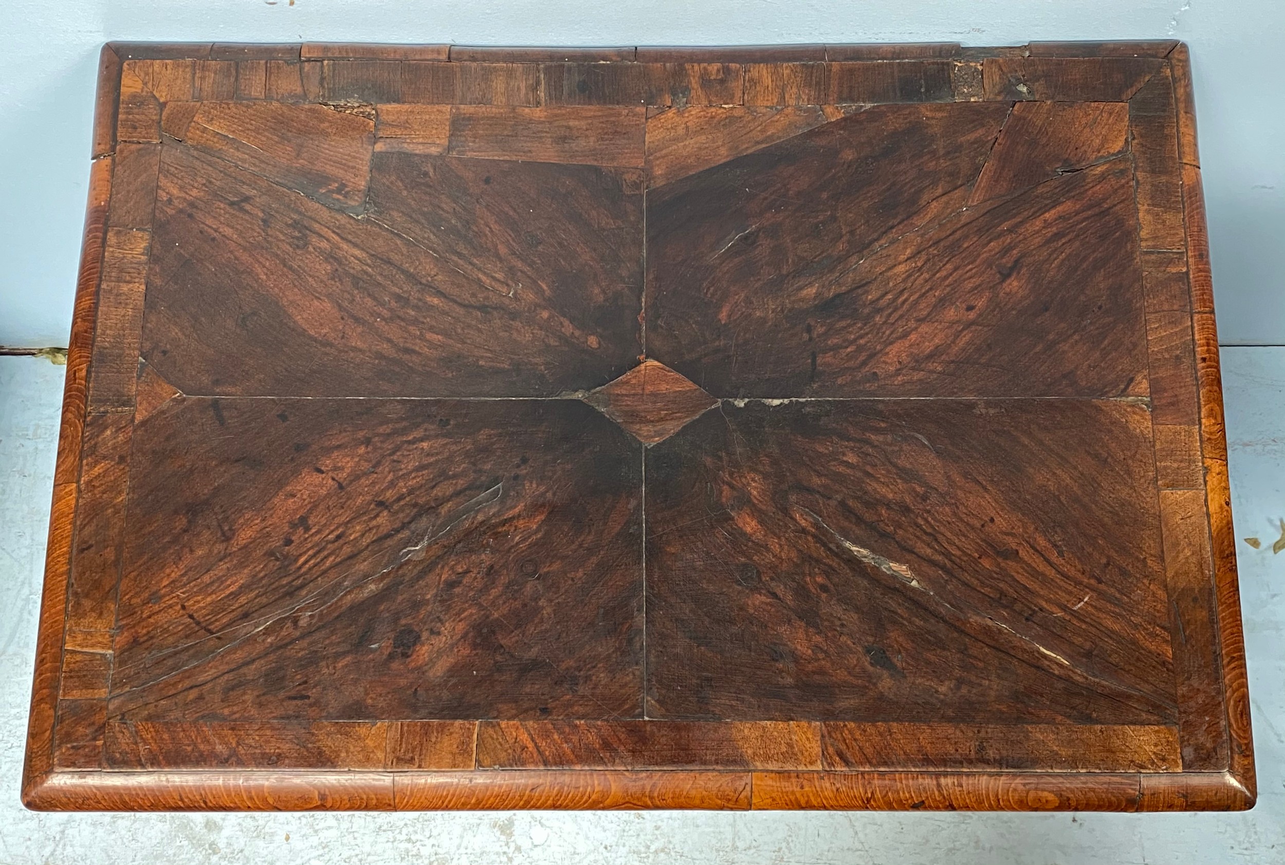 An 18th century Laburnum wood veneered side table with single frieze drawer and brass handles, - Bild 2 aus 2