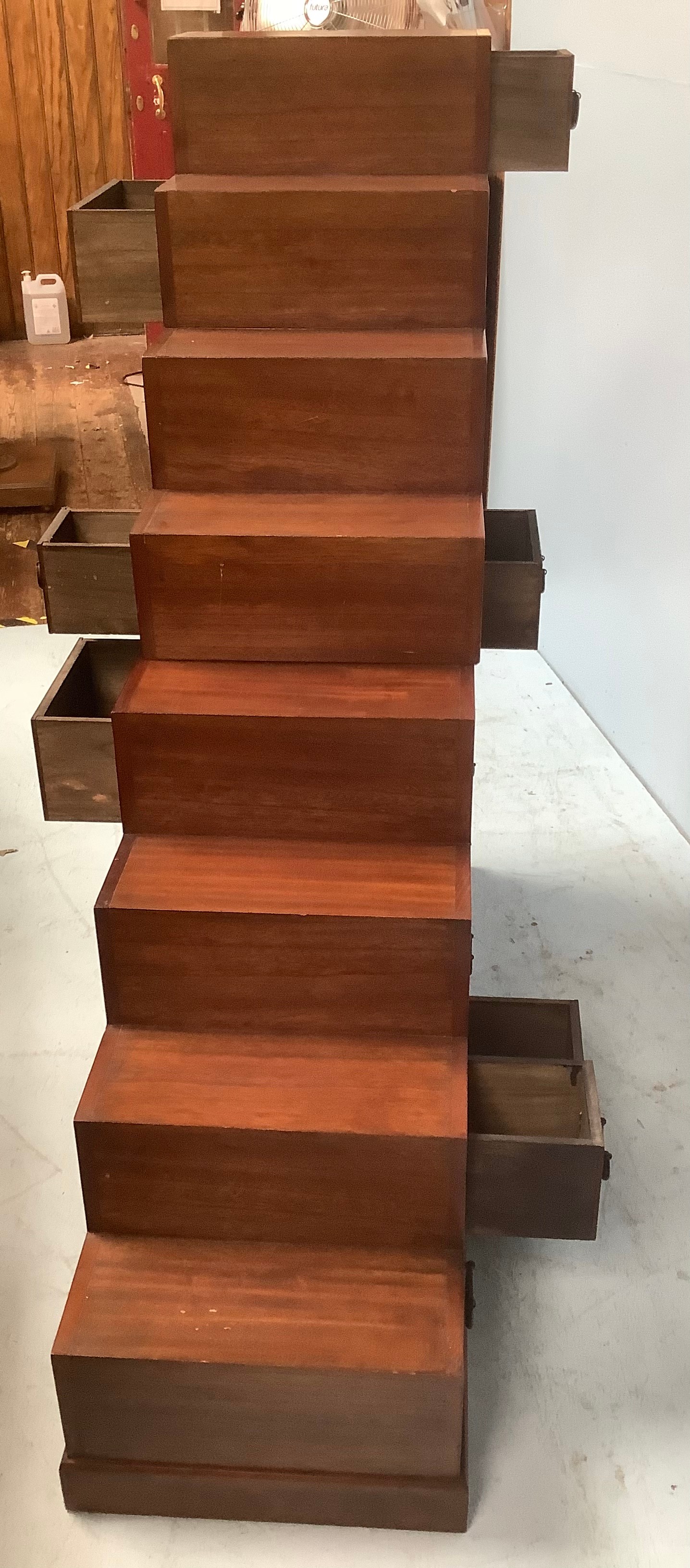 A 20th century Japanese Tansu stair storage system comprising various drawers with black metal - Bild 3 aus 4