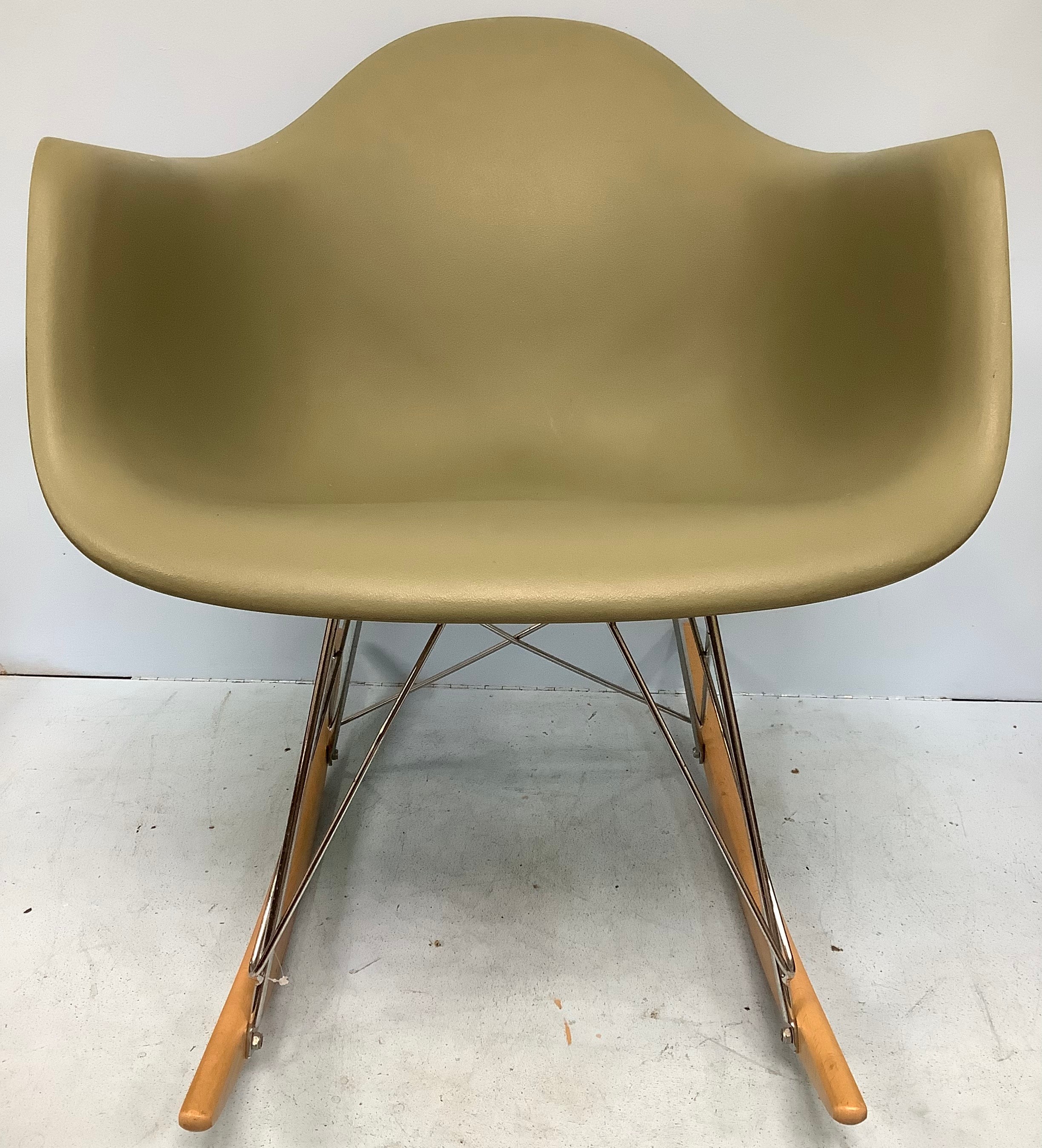 After Charles & Ray Eames for Herman Miller, a modern copy of an RAR (Rocking Armchair Rod Base) - Bild 2 aus 2