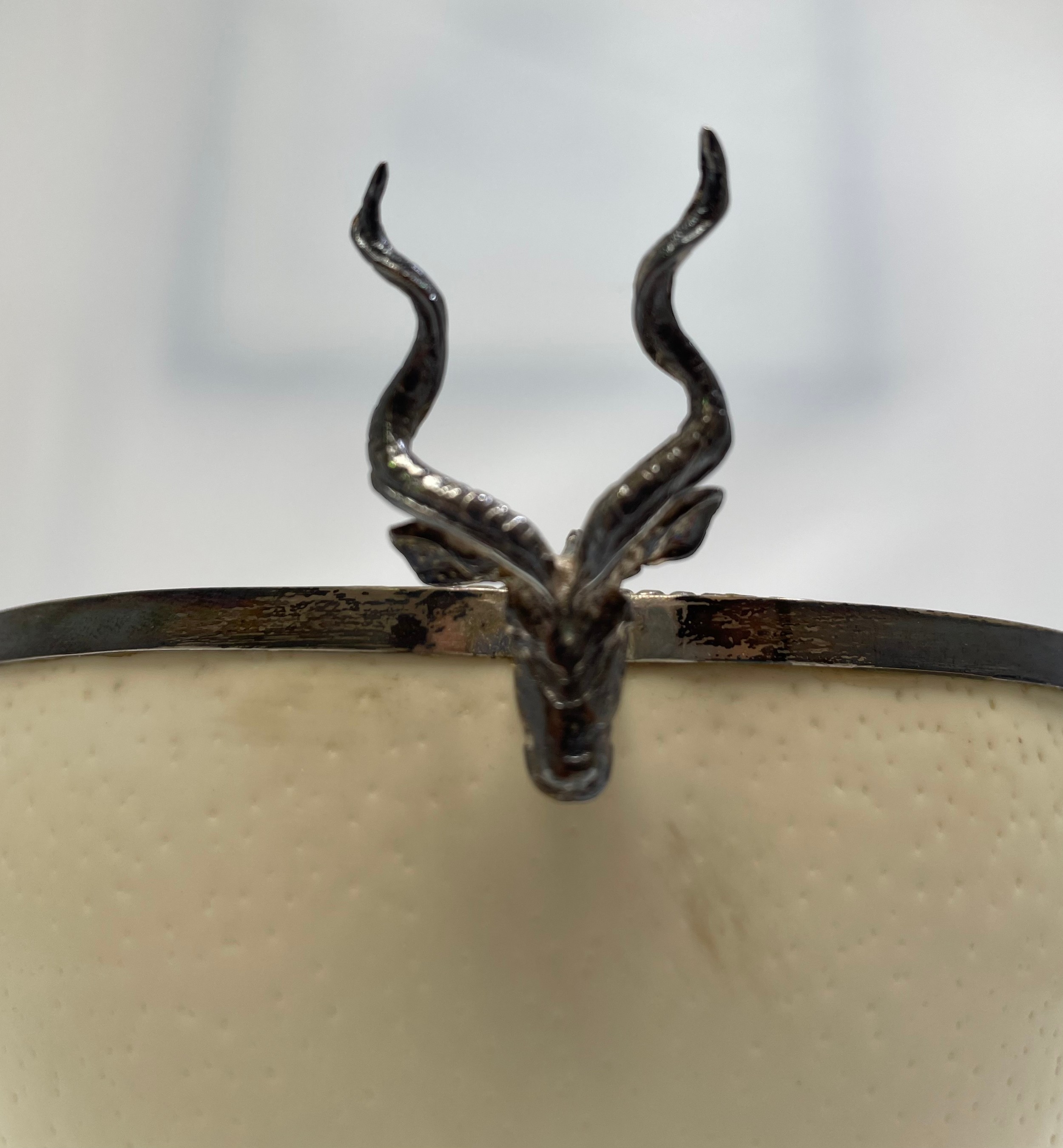 A silver mounted ostrich egg bon-bon dish with applied Kudu head handles, marked ‘Kruger 925’ to - Bild 2 aus 4