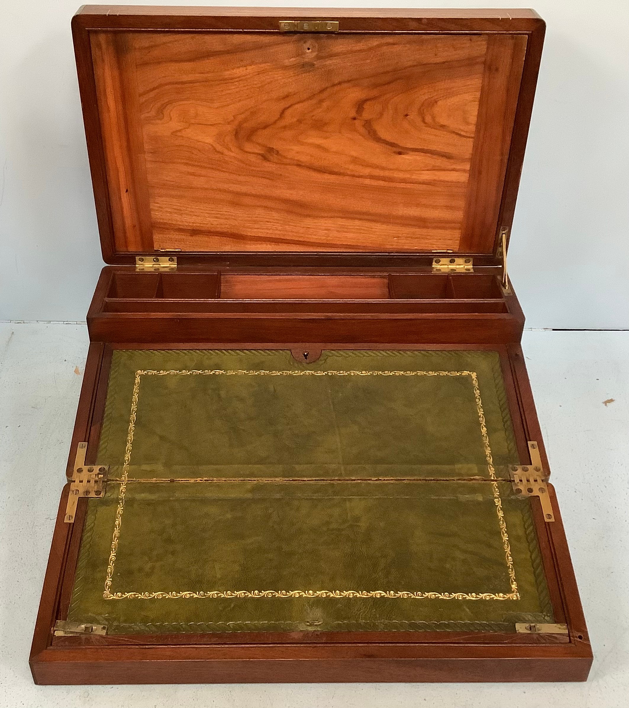 A brass bound mahogany campaign writing slope with double fold- out green leather gilt tooled - Bild 4 aus 16