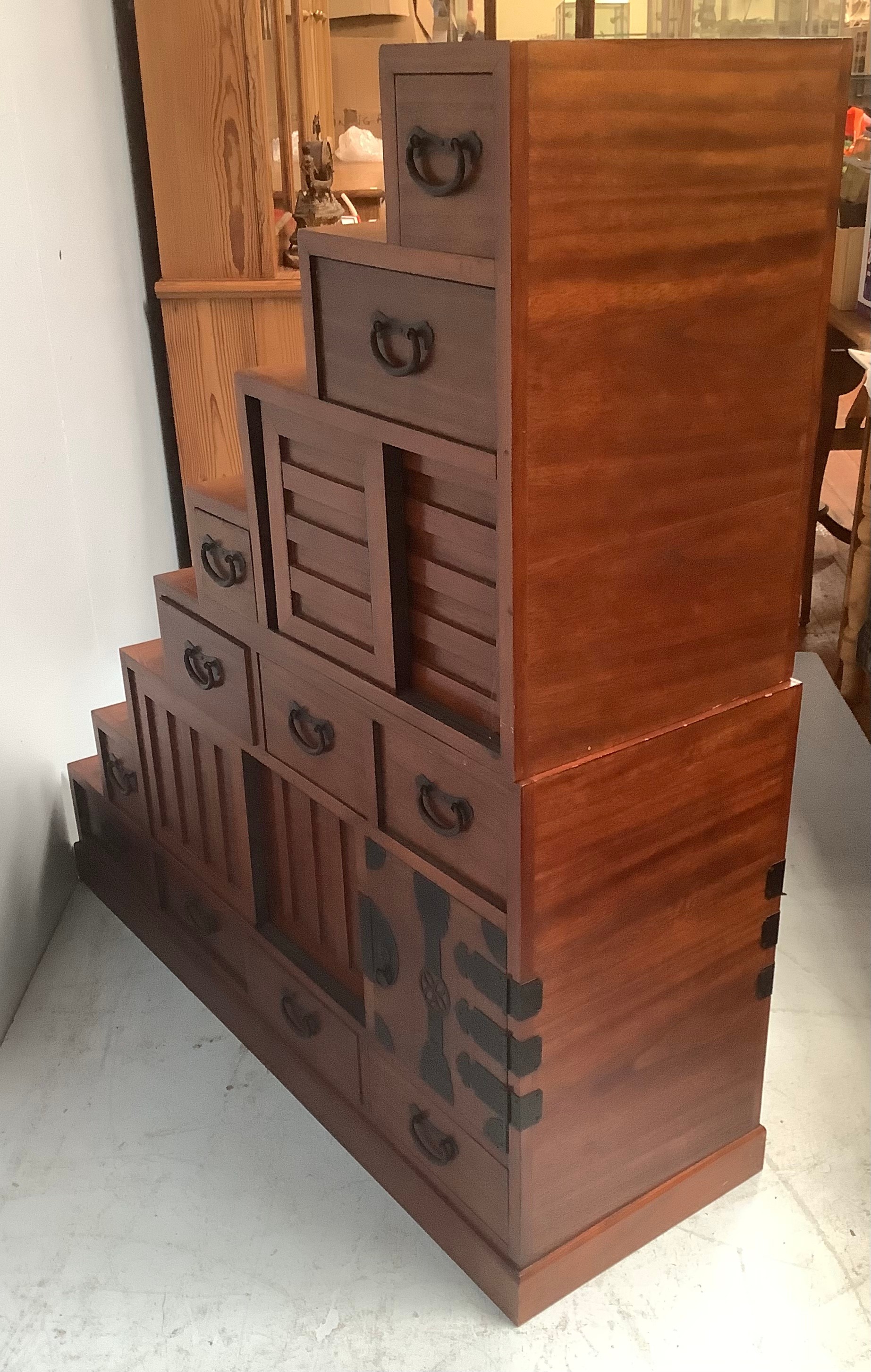 A 20th century Japanese Tansu stair storage system comprising various drawers with black metal - Bild 2 aus 4