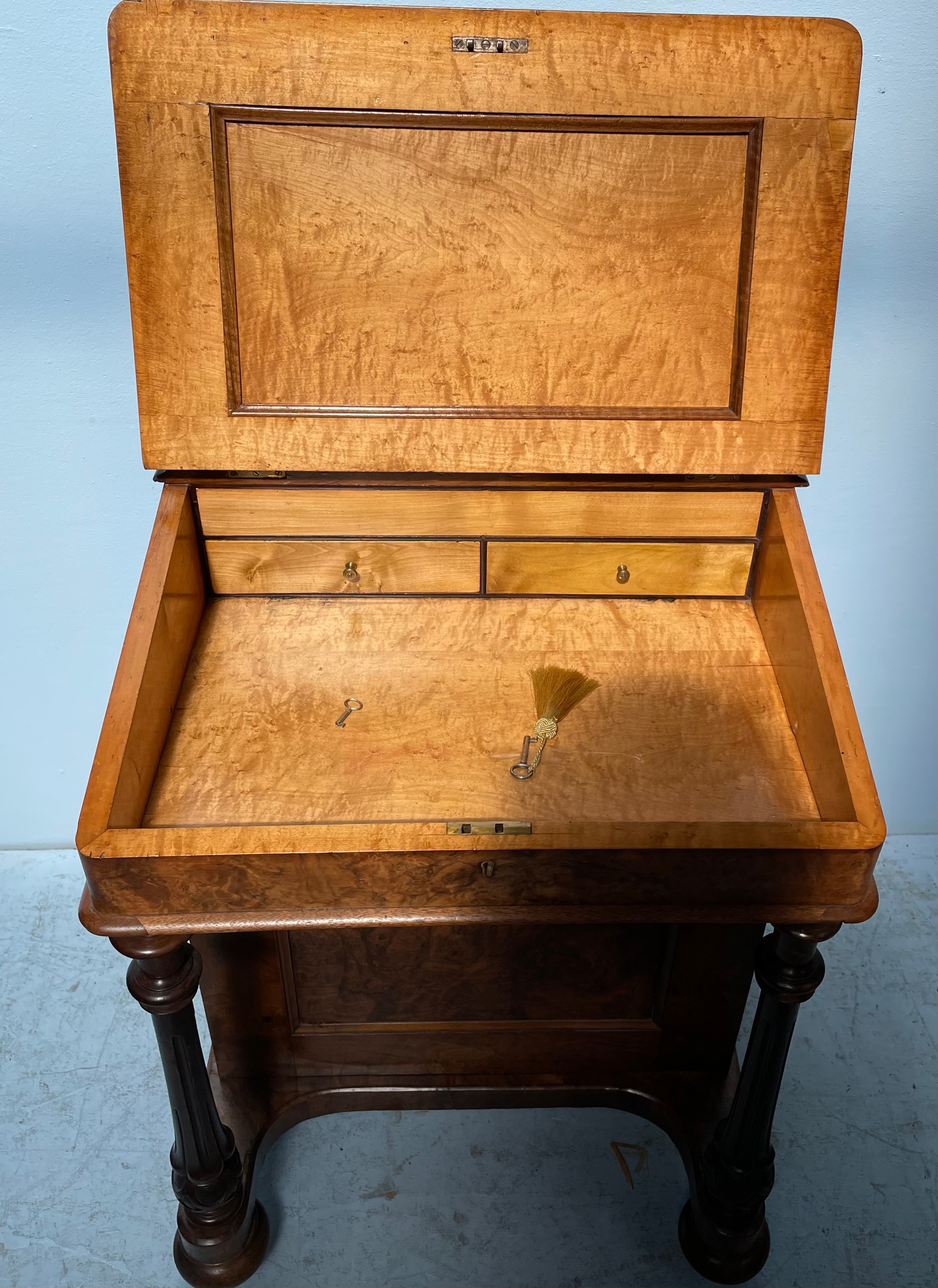 A Victorian burr walnut Davenport desk, with drawers to one side and opposing faux drawers, top - Bild 2 aus 5