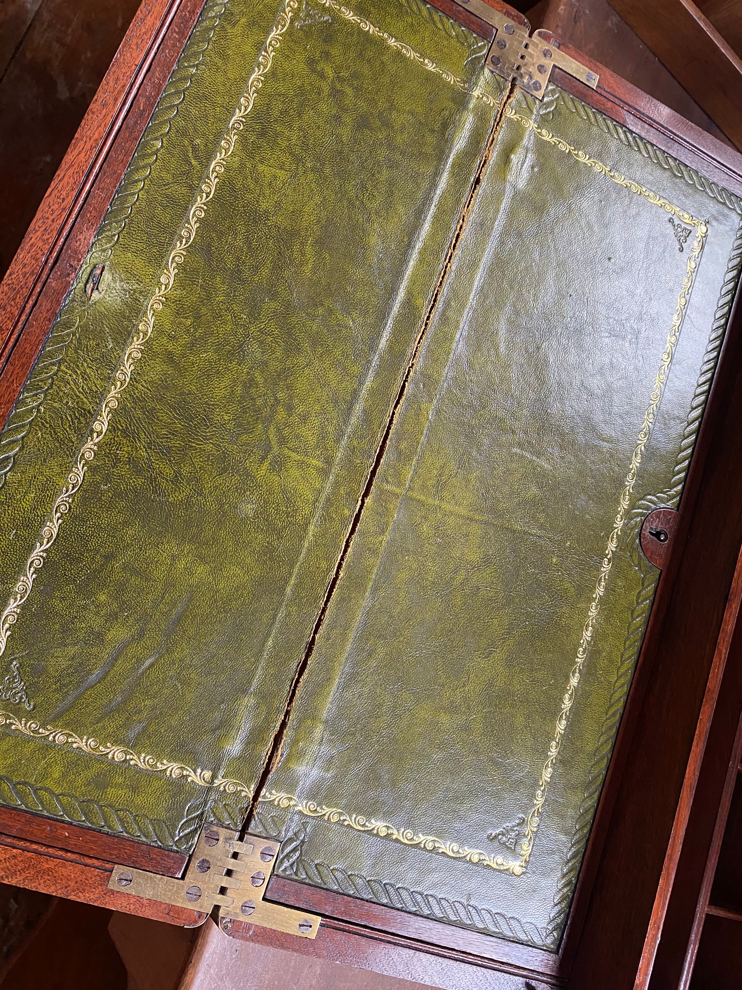 A brass bound mahogany campaign writing slope with double fold- out green leather gilt tooled - Bild 9 aus 16