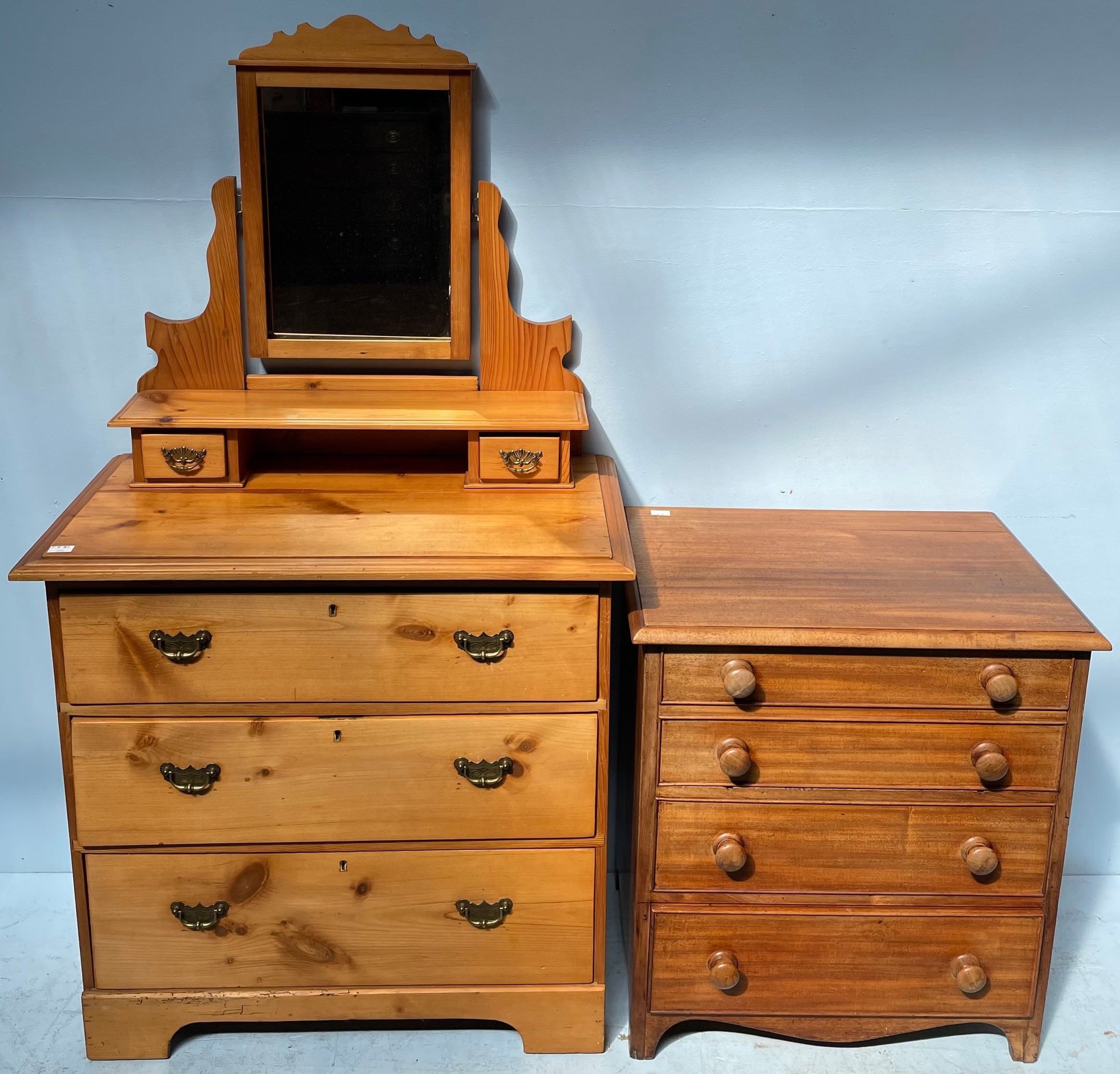 A pine dressing table with mirrored back above a chest of three graduated long drawers, raised on - Bild 2 aus 4