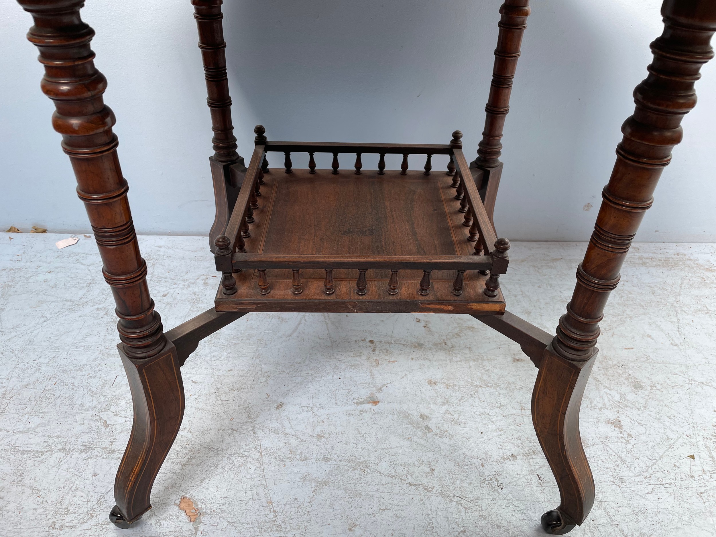 An Edwardian octagonal table with central inlaid floral and outer bands, with galleried under- - Bild 4 aus 7