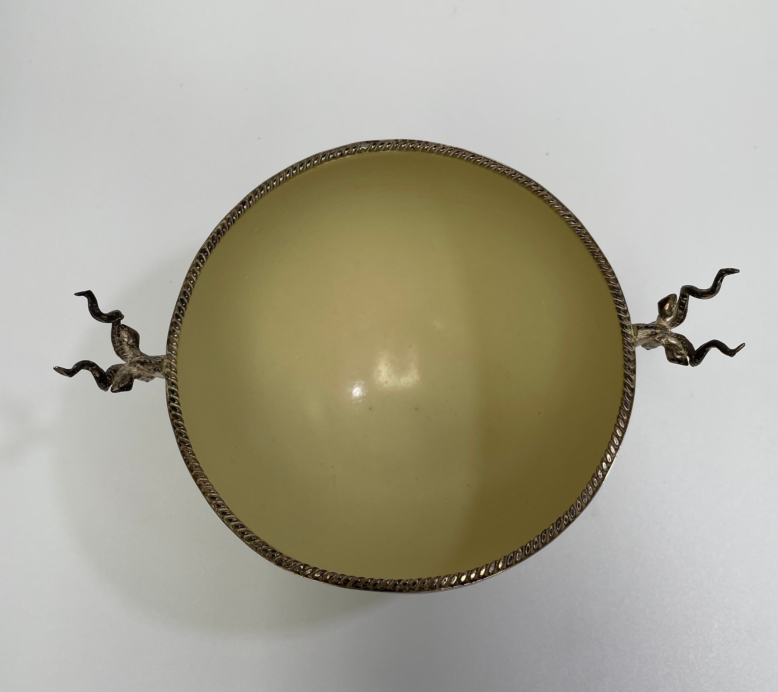 A silver mounted ostrich egg bon-bon dish with applied Kudu head handles, marked ‘Kruger 925’ to - Bild 3 aus 4