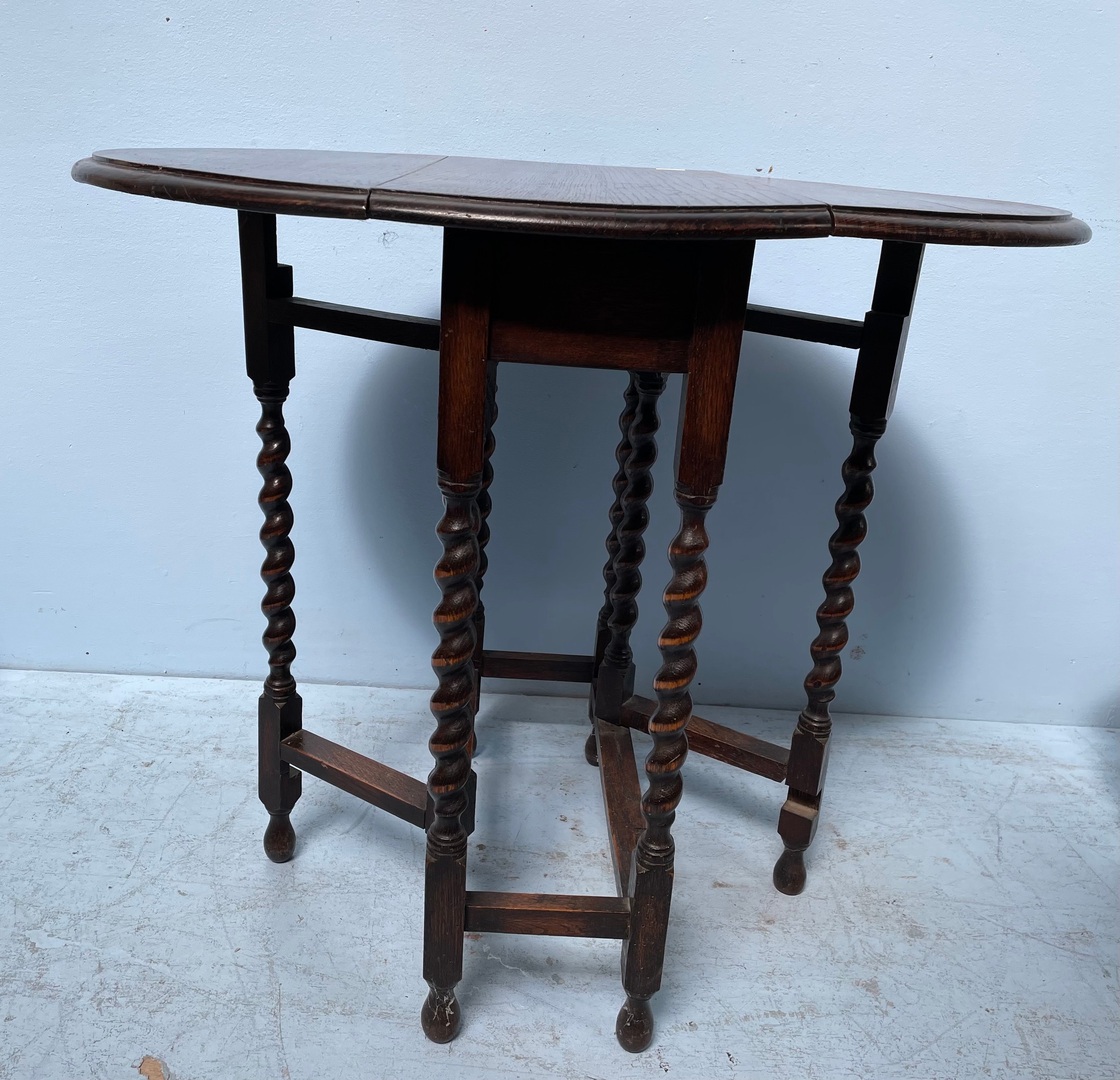 A Victorian upholstered chair with carved and fluted front supports, together with a parlour chair - Bild 3 aus 3