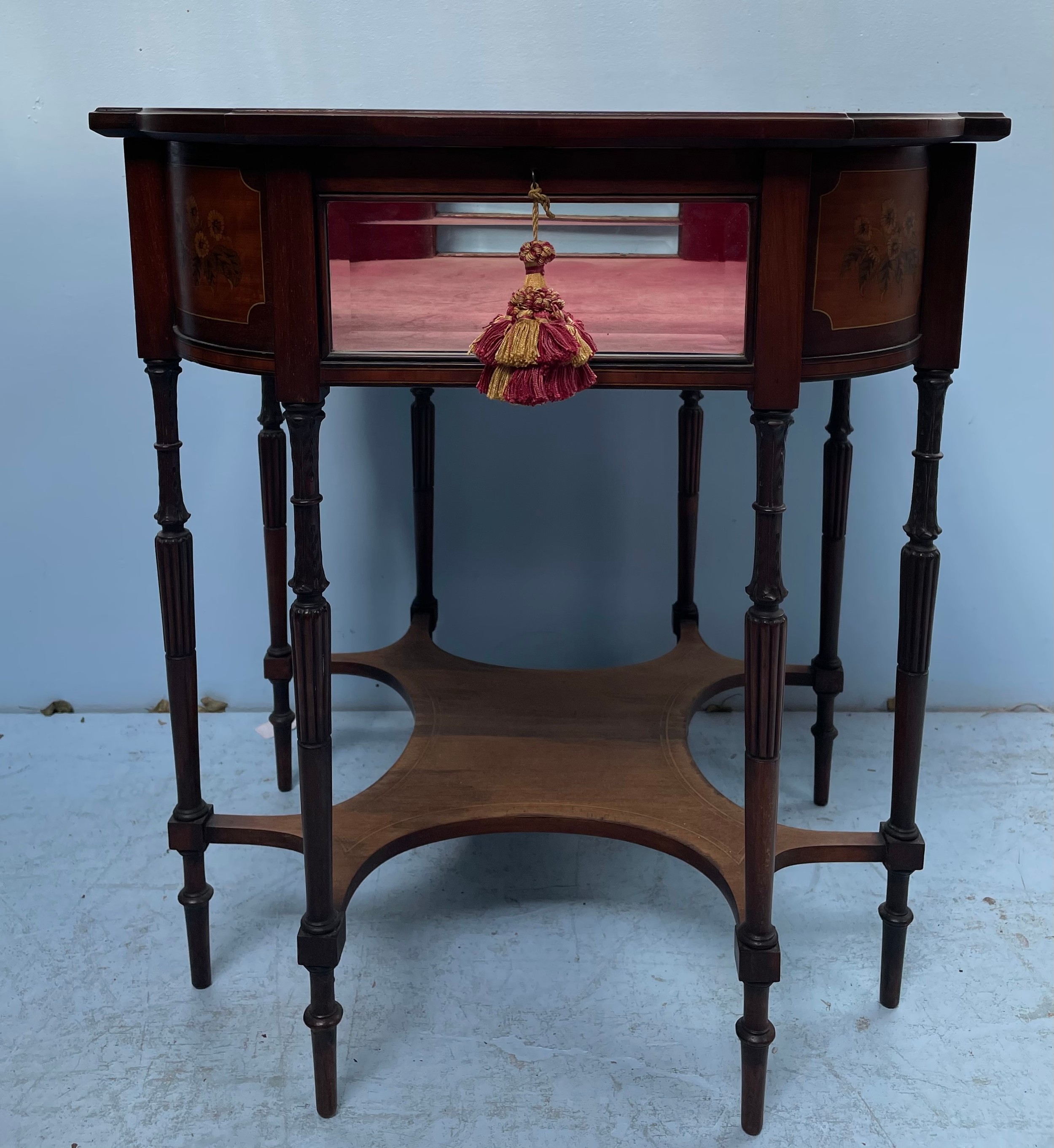 A stained walnut bijouterie table with shaped top, inlaid floral canted corners, red velvet lined - Bild 3 aus 3