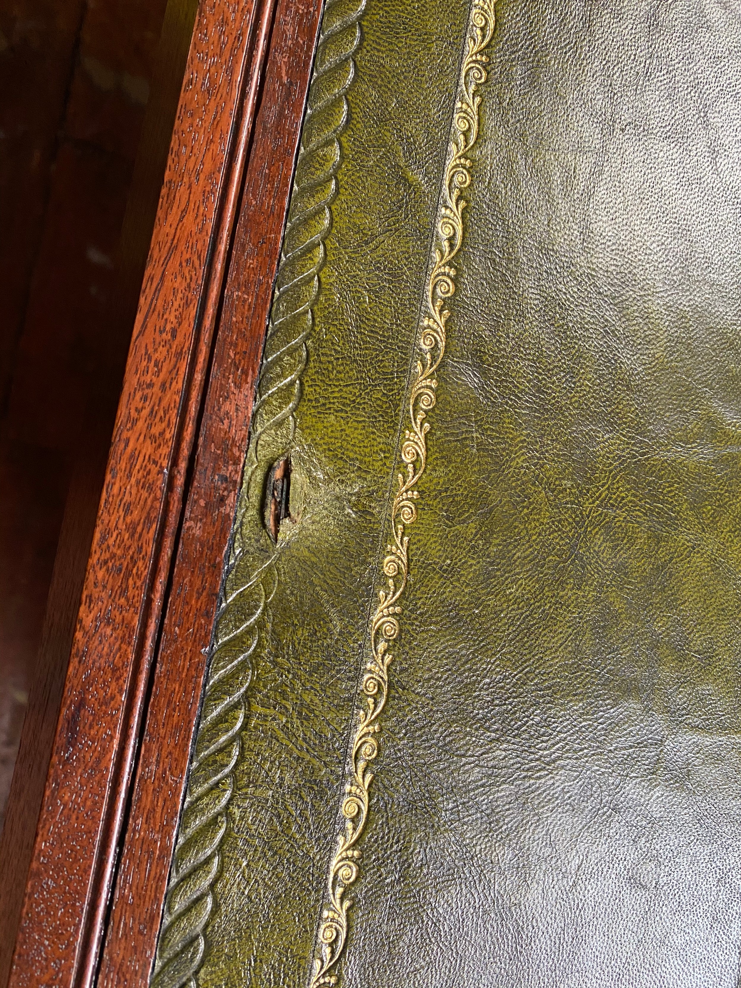 A brass bound mahogany campaign writing slope with double fold- out green leather gilt tooled - Bild 8 aus 16