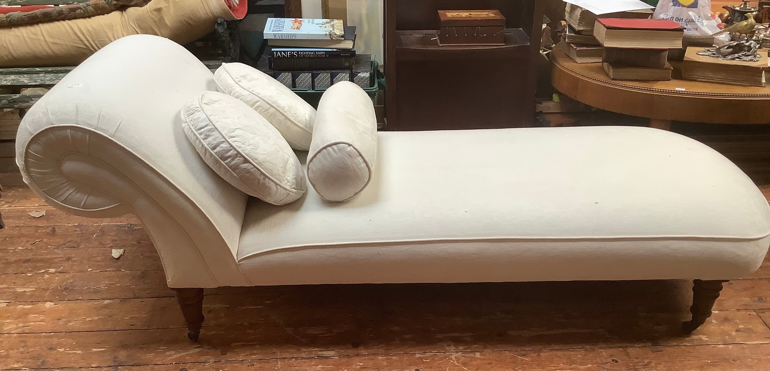 A Victorian chaise lounge re-upholstered in cream damask fabric with bolster and two matching - Bild 3 aus 4