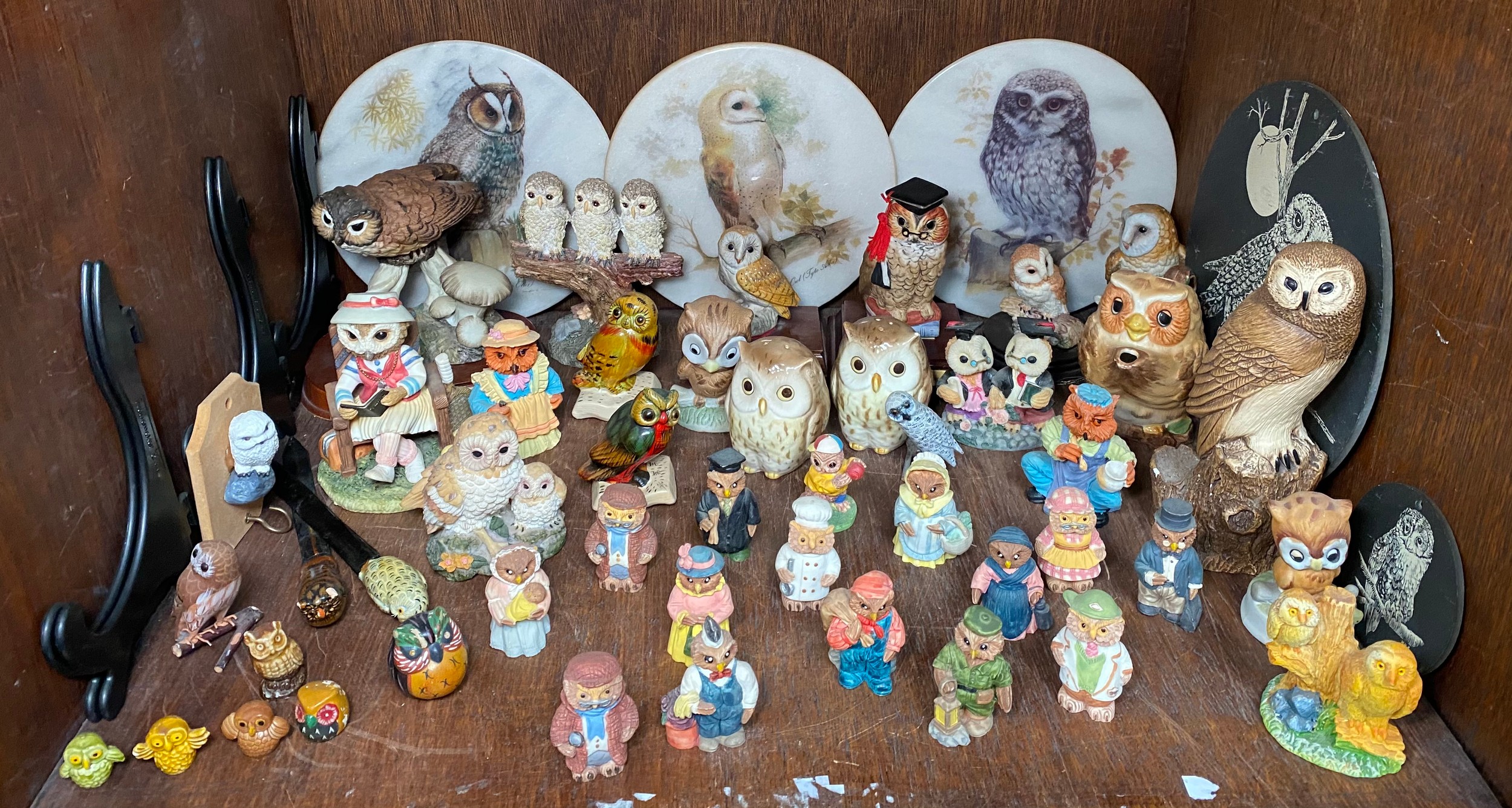 A large quantity of various owl related ornaments, salt and pepper and display plates etc. - Image 3 of 4