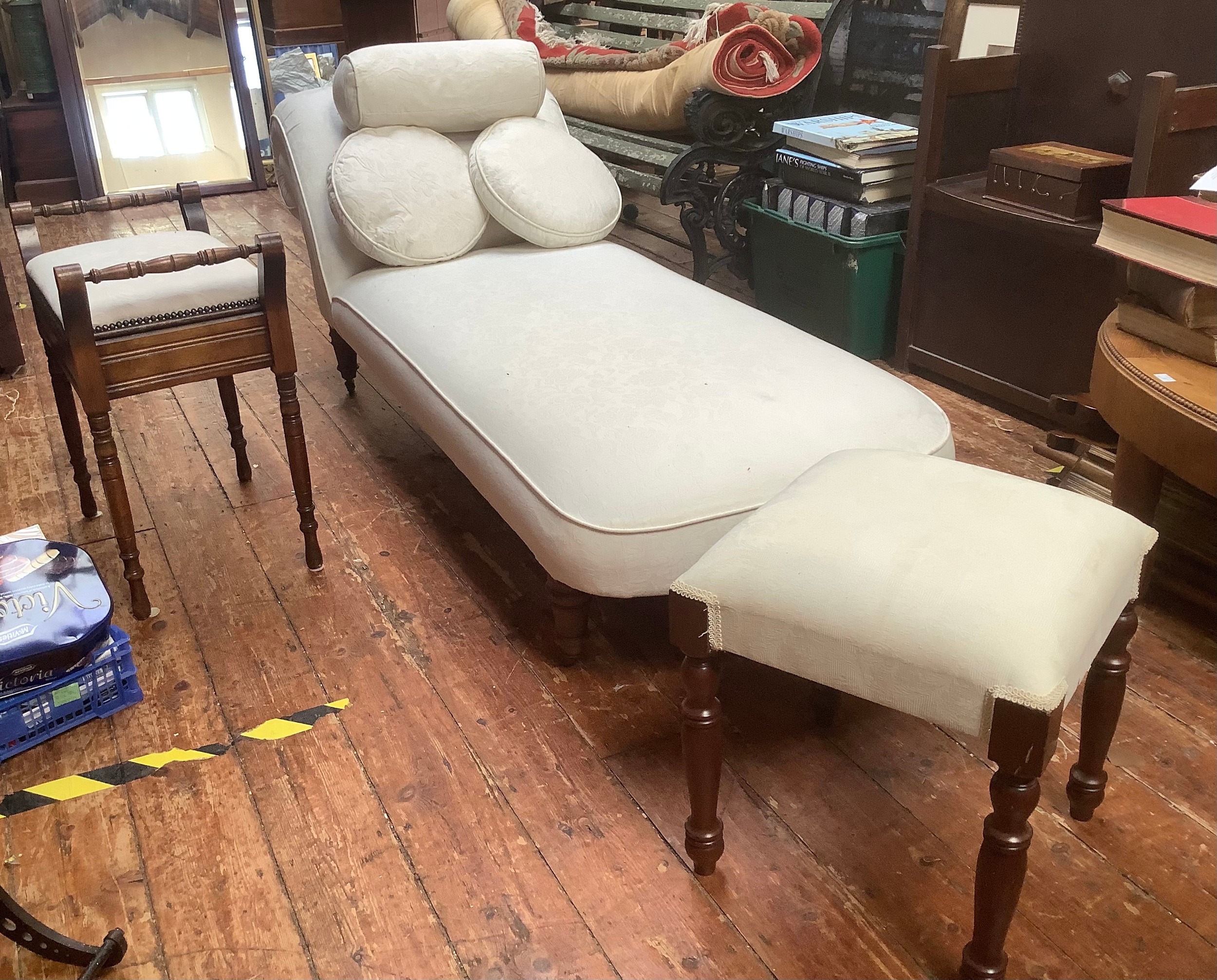 A Victorian chaise lounge re-upholstered in cream damask fabric with bolster and two matching - Bild 2 aus 4