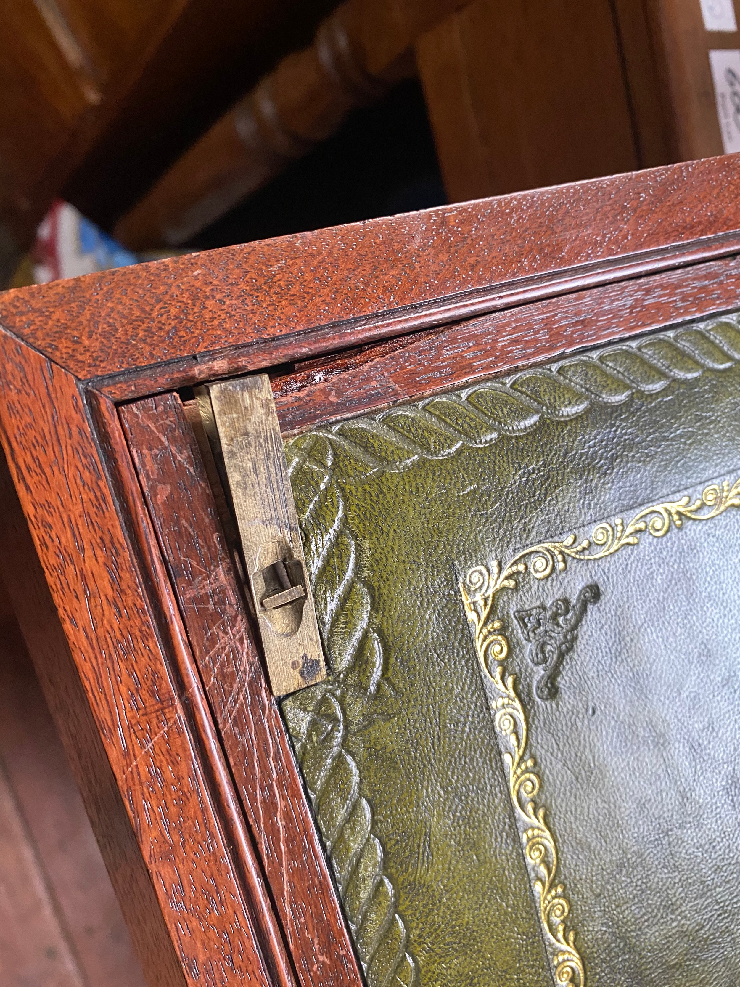 A brass bound mahogany campaign writing slope with double fold- out green leather gilt tooled - Bild 11 aus 16